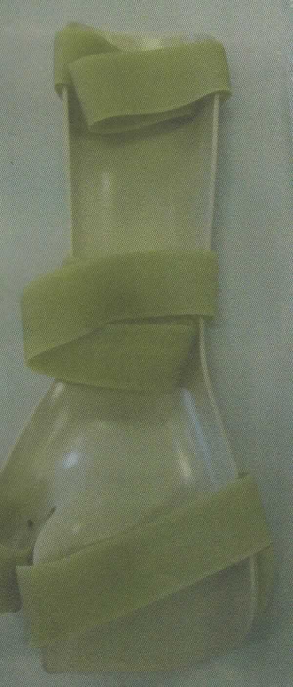 Frakturschiene bestehend aus einer speziell zur Aufnahme des Unterarms, des Handgelenks sowie eines Teils der Hand geformten, ca. 27 cm langen Kunststoffschale, die mit insgesamt vier Klettverschlüssen am Unterarm sowie an den Fingern (davon speziell am Daumen) befestigt wird. 
Äußere Form: siehe Abbildungen in der Anlage.
Die Schiene ist thermisch verformbar und dient zur Ruhigstellung des Hand-  sowie des Daumengelenks, insbesondere bei Distorsionen oder zur Nachbehandlung von Frakturen.

Die Ware, welche in einer Kunststofftüte verpackt ist, wird als "Vorrichtung zum Behandeln von Knochenbrüchen einschließlich Verrenkungen und Gelenkverletzungen" eingereiht.