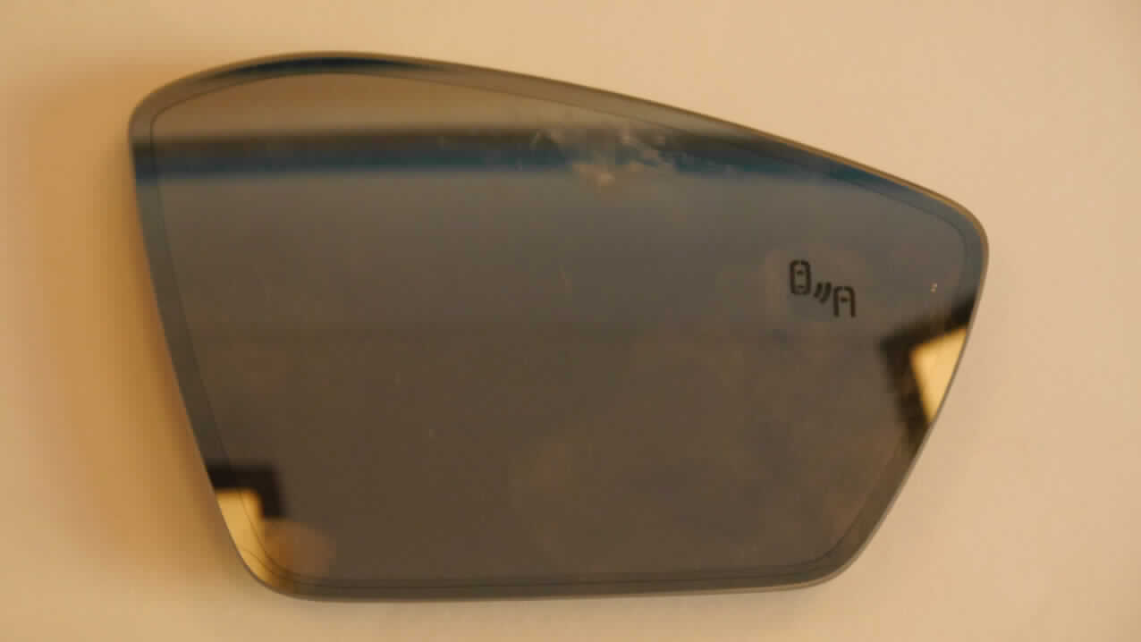 Spiegel aus Glas, sog. unfertiges, elektrochrom selbstabblendendes Spiegelglas, Art. M29476, Foto siehe Anlage,
- in Form eines unvollständigen und unfertigen Rückspiegels für Fahrzeuge,
- der Spiegel weist im vorliegenden Zustand die wesentlichen Beschaffenheitsmerkmale eines vollständigen und 
  fertigen Rückspiegels auf und ist daher wie dieser einzureihen,
- aus verschiedenen Bestandteilen zusammengesetzte Ware, bestehend aus
- einem Spiegelglas für Rückspiegel für Kraftfahrzeuge,
- - optisch nicht bearbeitet (laut Antrag), damit keine Ware des Kapitels 90,
- - in den Abmessungen von bis zu ca. 17 cm x 11,5 cm,
- - mit einer elektrochrom selbstabblendenden Funktion, wodurch sich das Spiegelglas an die Helligkeit
    des Umgebungslichts anpasst (sog. EC-Funktion),
- einer Trägerplatte aus Kunststoff an der Rückseite des Spiegelglases,
- einer integrierten Widerstandsheizung mit einem Kontaktstecker (sog. Heizelement),
- einem integrierten sog. Blind-Spot-Modul (BSM),
- das Spiegelglas bestimmt aufgrund seiner Bedeutung in Bezug auf die Verwendung den Charakter der Ware,
- wird nach Einbau in ein Gehäuse als Außenrückspiegel von Kraftfahrzeugen verwendet.

"Spiegel aus Glas, Rückspiegel für Fahrzeuge, unfertiger elektrochromer selbstabblendender Glasspiegel 
 für Kfz-Rückspiegel"