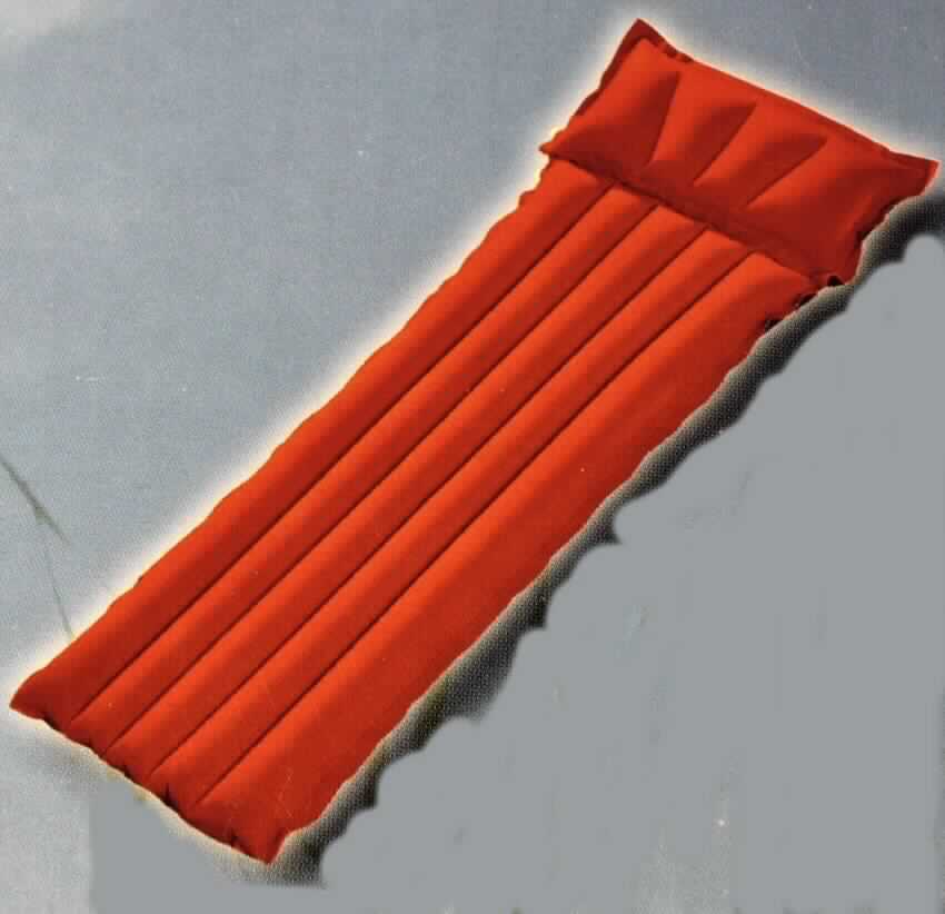 Luftmatratze mit Reparaturset, sog. Baumwoll-Liegematratze, Art. 13090, Foto siehe Anlage,
- stellt sich als Warenzusammenstellung dar,
- gemeinsam in einer bedruckten Pappschachtel für den Einzelverkauf aufgemacht und zur Befriedigung eines
  speziellen Bedarfs zusammengestellt,
- Luftmatratze:
-- rechteckig, laut Antrag mit den Abmessungen von 186 cm x 60 cm,
-- aus verschiedenen einfarbigen Flächenerzeugnissen der Position 5906 aus Geweben aus laut Antrag Baumwolle, 
   die auf der Innenseite mit Kautschuk (kein Zellkautschuk; mit einem Quadratmetergewicht von augenscheinlich 
   weniger als 1.500 g) überzogen sind,
-- an allen Rändern durch Kleben zusammengefügt (somit konfektioniert),
-- aufblasbar (somit keine Ware der Position 9404); mit Luftkammern, die durch zwei Kunststoffstöpsel
   verschließbar sind,
- Reparaturset:
-- gemeinsam in einem Polybeutel verpackt, bestehend aus:
--- zwei Flicken aus Zuschnitten aus den o. g. kautschutierten Geweben der Position 5906,
--- einer Tube mit Klebstoff,
--- einer Reparaturanleitung,
--- einem Ersatzstöpsel aus Kunststoff,
- die Luftmatratze verleiht der Warenzusammenstellung insbesondere im Hinblick auf die Bedeutung in Bezug auf 
  die Verwendung ihren wesentlichen Charakter.

"Andere Campingausrüstung (Luftmatratze), aus Spinnstoffen, aus Baumwolle"