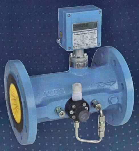 Elektronischer Turbinenradgaszähler, "TRZ 03-TE", im Wesentlichen bestehend aus einem Gehäuse aus unedlem Metall mit zylindrischer Grundform mit beidseitigem Flanschanschluss, einem Strömungsgleichrichter, einem Messwerk  (Turbinenrad, Dauermagnet, Impulsdrahtsensor) sowie einer Ölpumpe. Auf dieses Gehäuse ist ein elektronisches Zählwerk in einem quarderförmigen Gehäuse mit LC-Display montiert. Je nach Ausführung haben die Messgeräte eine Länge von 240 bis 1800 mm und einem Durchmesser von 80 bis 600 mm. Die Multifunktionsgeräte dienen gleichermaßen der Ermittlung des Gasvolumens in Kubikmetern sowie der Durchflussmege je Zeiteinheit. Eine kennzeichnende Haupttätigkeit ist nicht ermittelbar.
Die Ware wird als "Gaszähler" eingereiht.

Abbildung: siehe Anlage