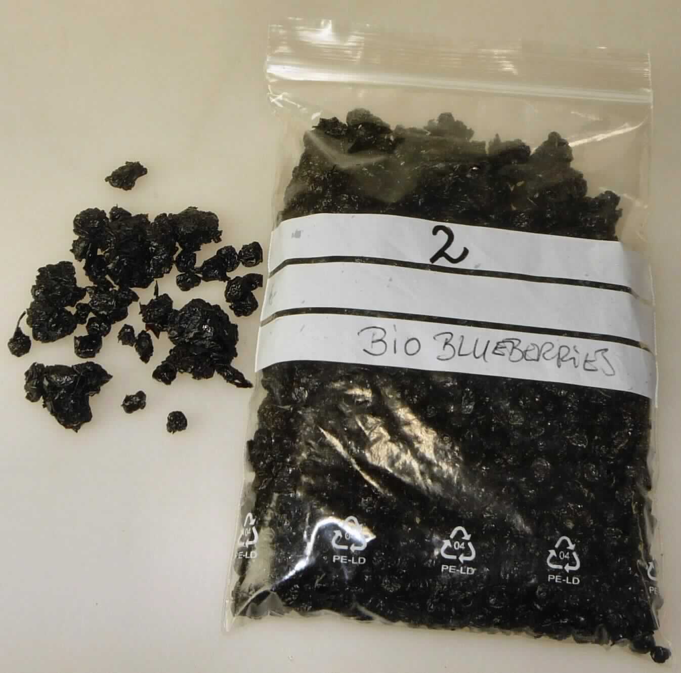 Blaubeeren, zubereitet.

Antragsangaben: Mit Apfelsaftkonzentrat und Öl behandelte, getrocknete Blaubeeren (Vaccinium Angustifolium). Zutaten: Blaubeeren (60 %), Zucker (39 %), Sonnenblumenöl (1 %). Verpackung: in Kartons mit einem Gewicht des Inhalts von 11,34 kg (25 lbs).

Beschaffenheit des vorgelegten Warenmusters: Ganze, blau-schwarze, getrocknete Blaubeeren, mit leichtem Glanz, leicht süß, säuerlich und fruchtig schmeckend.
Alkohol (gemäß Angabe): nicht enthalten. Zuckergehalt i. S. der ZAnm 2 a), 1. Anstrich zu Kap 20 (gemäß Angabe): mehr als 9 GHT.

Früchte, in anderer Weise zubereitet oder haltbar gemacht, auch mit Zusatz von Zucker, anderen Süßmitteln oder Alkohol, anderweit weder genannt noch inbegriffen, andere als in den Unterpositionen 2008 11 bis 2008 97 der KN genannt, ohne Zusatz von Alkohol, mit Zusatz von Zucker, in unmittelbaren Umschließungen mit einem Gewicht des Inhalts von mehr als 1 kg, andere, andere.