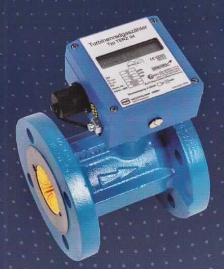 Elektronischer Turbinenradgaszähler, "TERZ 94", ausgestattet mit einem Gehäuse aus unedlem Metall mit zylindrischer Grundform je nach Ausführung mit beidseitigem Flanschanschluss, einer Monoflanschmontage, mit beidseitigem Außengewinde oder in Sandwichausführung (Zwischenflanschmontage). Die Gehäuse enthalten im Wesentlichen einen Strömungsgleichrichter sowie ein Messwerk  (Turbinenrad, Dauermagnet, Impulsdrahtsensor). Auf diese Gehäuse ist ein elektronisches Zählwerk in einem quarderförmigen Gehäuse mit LC-Display montiert. Je nach Ausführung haben die Messgeräte eine Länge von 80 bis 900 mm und einem Durchmesser von 25 bis 600 mm. Die Multifunktionsgeräte dienen gleichermaßen der Ermittlung des Gasvolumens in Kubikmetern sowie der Durchflussmenge je Zeiteinheit. Eine kennzeichnende Haupttätigkeit ist nicht ermittelbar.
Die Ware wird als "Gaszähler" eingereiht.

Abbildung: siehe Anlage