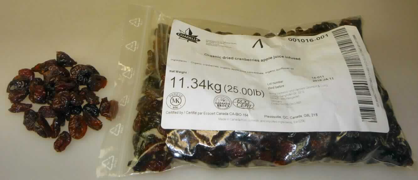 Cranberries, zubereitet.

Antragsangaben (als zutreffend unterstellt): Mit Apfelsaftkonzentrat und Öl behandelte, getrocknete Cranberries. Zutaten: Cranberries (60 %), Apfelsaftkonzentrat (39 %), Sonnenblumenöl (1 %) Verpackung: in Kartons mit einem Gewicht des Inhalts von 11,34 kg (25 lbs) aufgemacht. Verwendung: Abfüllung in Kleinverpackungen.

Beschaffenheit des vorgelegten Warenmusters: Ganze, dunkelrote, leicht glänzende, getrocknete Cranberries, süß-säuerlich und fruchtig schmeckend.
Alkohol (gemäß Angabe): nicht enthalten. Zuckergehalt i. S. der ZAnm 2 a), 1. Anstrich zu Kap 20 (gemäß Angabe): mehr als 9 GHT.

Früchte, in anderer Weise zubereitet oder haltbar gemacht, auch mit Zusatz von Zucker, anderen Süßmitteln oder Alkohol, anderweit weder genannt noch inbegriffen, andere als in den Unterpositionen 2008 11 bis 2008 80 der KN genannt, Preiselbeeren und Moosbeeren (Vaccinium macrocarpon, Vaccinium oxycoccos, Vaccinium vitis-idaea), ohne Zusatz von Alkohol, mit Zusatz von Zucker, in unmittelbaren Umschließungen mit einem Gewicht des Inhalts von mehr als 1 kg, andere.