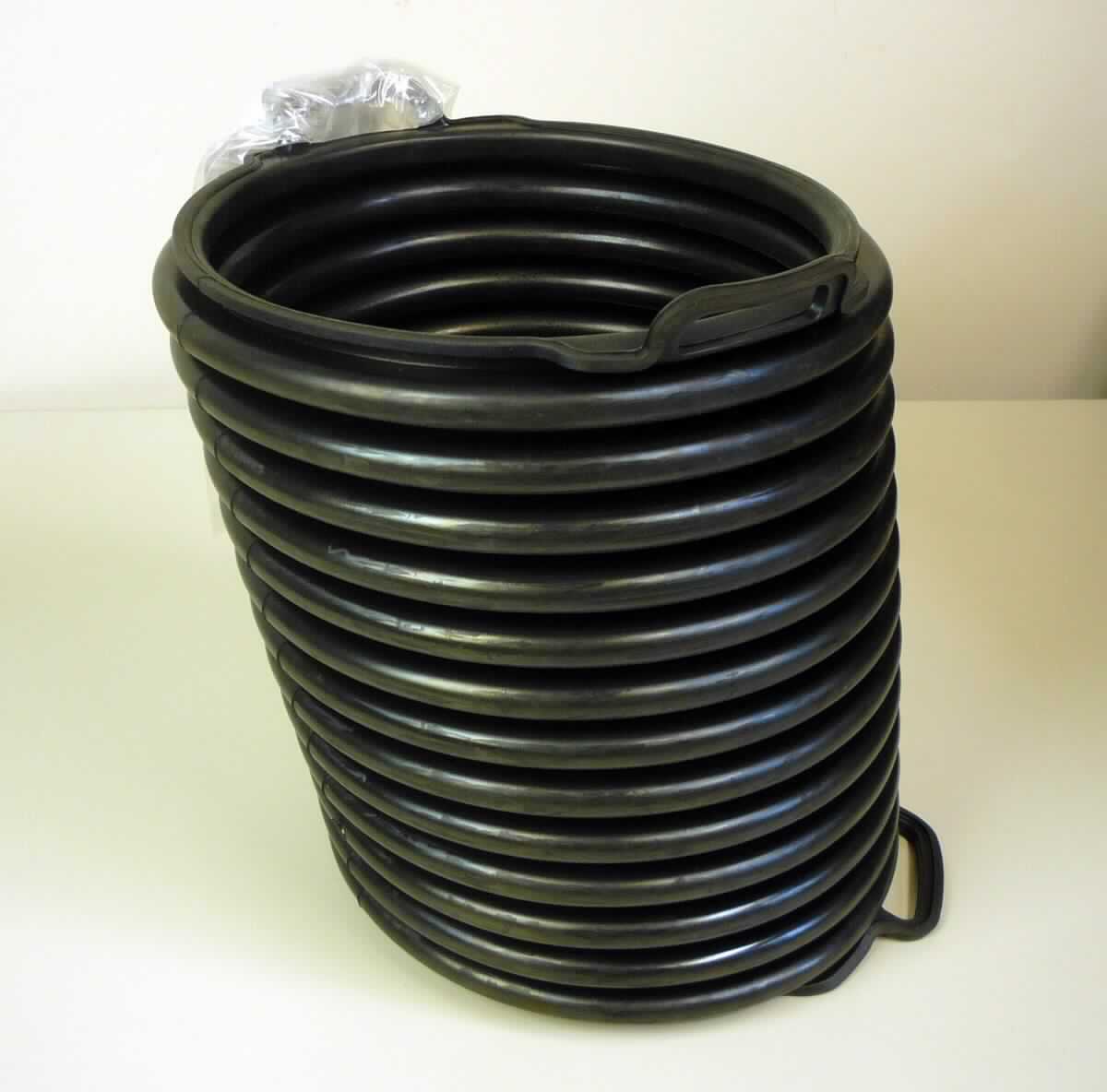 Angaben des Antragstellers:
Bellows FR ASSY, Blase balg - Material: EPDM
Die Ware wird im Motorbereich verbaut und transportiert Luft zum Inlet für den Motor.

Untersuchungsergebnisse an Warenmustern:
Faltenbalg (Durchmesser: ca. 22 cm; Höhe: ca. 27 cm) aus einem schwarzen, elastischen Material. An dem Balg befinden sich beidseitig zwei griffartige Verbreiterungen.

Befund:
Es liegen Formteile aus Weichkautschuk von der für Kraftfahrzeuge der Positionen 8701 bis 8705 bestimmten Art im Sinne der Unterposition (KN) 4016 9957 vor.
