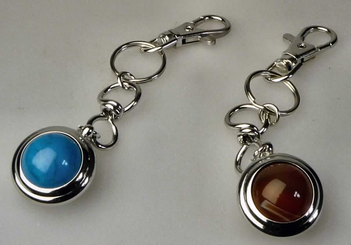 Es handelt sich um zusammengesetzte Erzeugnisse, bestehend aus einem Anhänger mit einem
kugelförmigen Schmuckstein (Türkis, klarer Quarz (Bergkristall), Karneol, Hämatit, Tigerauge, Amethyst, Rosenquarz, Aventurin, roter Jaspis, Sodalith, gelbe Jade, neue Jade, blauer Achat, Rhodonit und Onyx), einem Schlüsselring aus Stahldraht und einem Karabinerhaken mit Drehgelenk aus unedlen Metallen. Der Schmuckstein ist beweglich in eine Fassung aus unedlem Metall eingesetzt und mittels einer Öse sowie zwei ringförmigen Verbindungselementen, je aus Stahldraht, an dem Schlüsselring befestigt.
Die Erzeugnisse sind auf einem mit produktbezogenen Informationen bedruckten Pappreiter aufgebracht.
- Antragstellerangaben -

Abbildung siehe Anlage.

Derartige Erzeugnisse gehören als "andere Waren aus natürlichen Edelsteinen oder Schmucksteinen" zur Codenummer 7116 2080 00 0 des Elektronischen Zolltarifs.