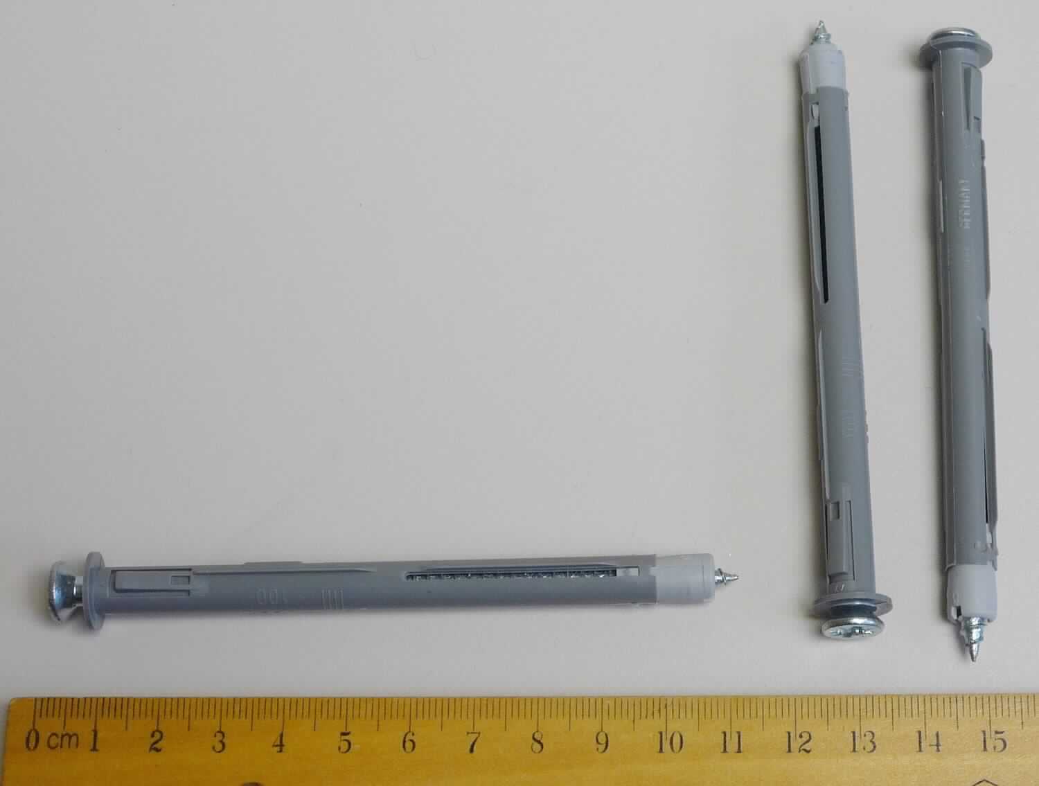 Es handelt sich um Schrauben aus Stahl (kein nicht rostender Stahl) mit Senkkopf mit Kreuzschlitz (Pozidriv) und einem nicht bis zum Kopf reichenden Holzschraubengewinde.
Das Gewindeende ist zu einer Spitze ausgearbeitet.
Die Erzeugnisse sind zu jeweils 50 Stück mit 50 passgenauen, spezifisch geformten Dübeln aus Kunststoff in einem Karton verpackt und dienen zur Befestigung von Fenster- und Türrahmen.
Abmessungen Schraube (Länge x max. Gewindedurchmesser): ca. 110 mm x 4,9 mm.
Die Schrauben bestimmen insbesondere aufgrund ihres Wertes den Charakter der aus verschiedenen Bestandteilen zusammengesetzten Ware.
-Antragstellerangaben-

Abbildung siehe Anlage.

Derartige Erzeugnisse gehören als "andere Holzschrauben als Schwellenschrauben, aus Stahl, nicht aus nicht rostendem Stahl, nicht für bestimmte Luftfahrzeuge" zum TARIC-Code 7318 1290 90.