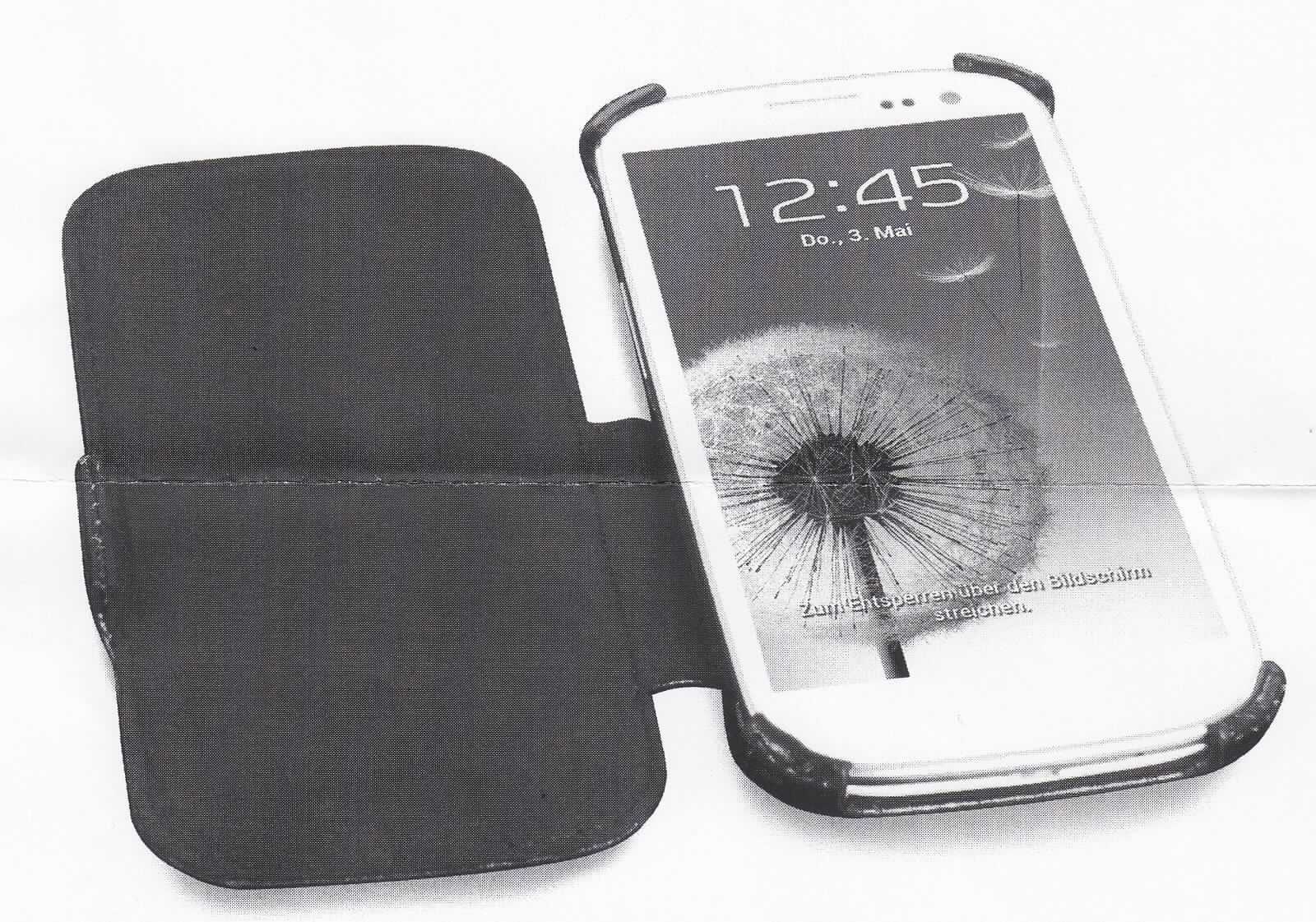 Etuiähnliches Behältnis, sog. Handy Case, MN60092, Abbildung siehe Anlage, 
- mit einer Außenseite aus Leder, 
- aufklappbar, mit einer Haltenase an der Längsseite, 
- an einer Innenseite, an den Ecken mit Haltenasen als Halterung für ein Mobiltelefon ausgestattet, 
- auf einer Seite mit speziellen Aussparungen für Kameralinse und Lautsprecher, auf der anderen Seite u. a. mit 
  einem Sicht-/Bedienfenster aus Kunststofffolien, 
- mit einer integrierten Standfunktion zum Aufstellen des Handys, 
- mit den Abmessungen von ca. 7,5 (B) x 14 (H) x 1,5 (T) cm, 
- keine Hinweise auf Handarbeit, 
- dient dem Transport und der Aufbewahrung eines Mobiltelefons in der Tasche oder der Handtasche, 
- verpackt in einer handelsüblichen Verkaufsumschließung.

"Etuiähnliches Behältnis, Taschen- oder Handtaschenartikel, mit Außenseite aus Leder, nicht handgearbeitet"