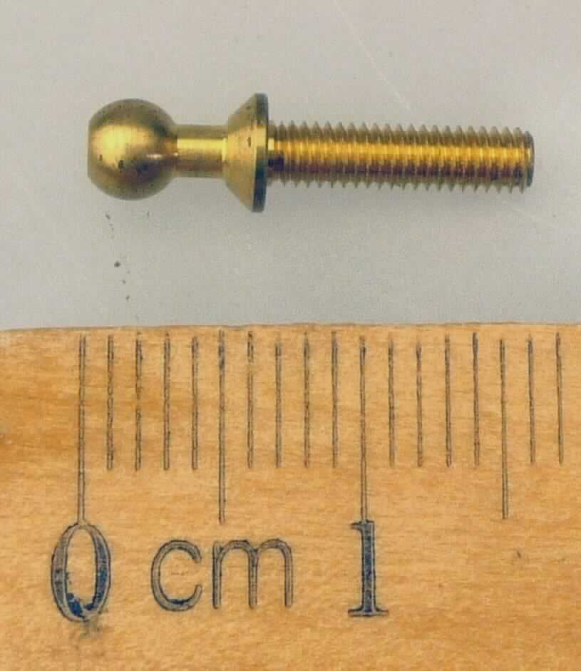 Es handelt sich um aus einer Kupferlegierung mit gewichtsmäßig vorherrschendem Kupfergehalt (Messing) gefertigte Erzeugnisse mit kugelförmigem Kopf mit Innensechskant. Die Waren sind mit einem Kragen und einem metrischen Gewinde mit stumpfem Gewindeende versehen.
Gesamtlänge: etwa 16,7 mm
Gewindelänge: etwa 10,2 mm
Die Erzeugnisse sind zu jeweils zwei Stück in einer Kunststofftüte mit Pappaufhänger verpackt und dienen als Verbindungselemente in Modellfahrzeugen. 
- Antragstellerangaben - 

Abbildung siehe Anlage.

Derartige Erzeugnisse gehören als "Schrauben aus Kupfer" zum TARIC-CODE 7415 3300 00.