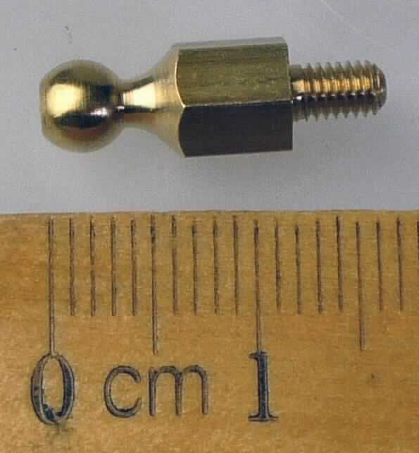 Es handelt sich um aus einer Kupferlegierung mit gewichtsmäßig vorherrschendem Kupfergehalt (Messing) gefertigte Erzeugnisse mit Kopf mit Außensechskant und einem kugelförmigen Aufsatz. Die Waren sind mit einem nahezu bis zum Außensechskant reichenden metrischen Gewinde mit stumpfem Gewindeende versehen.
Gesamtlänge: etwa 17,6 mm
Gewindelänge: etwa 5,0 mm
Die Erzeugnisse sind zu jeweils fünf Stück in einer Kunststofftüte mit Pappaufhänger verpackt und dienen als Verbindungselemente in Modellfahrzeugen. 
- Antragstellerangaben - 

Abbildung siehe Anlage.

Derartige Erzeugnisse gehören als "Schrauben aus Kupfer" zum TARIC-CODE 7415 3300 00.