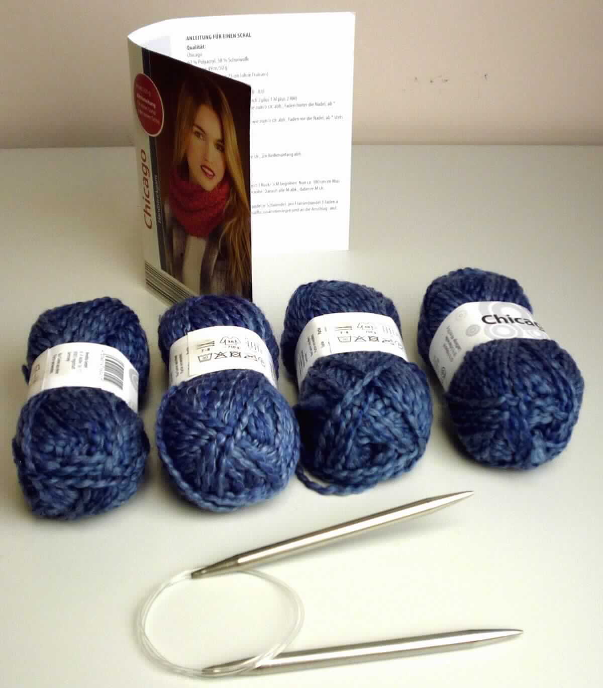 Strick-Set für einen Schal, sog. Handstrickgarn "Chicago", Foto siehe Anlage,
- Warenzusammenstellung, bestehend aus sog. Handstrickgarnen (Gimpen) in vier Knäueln und einer 
  Rundstricknadel,
- gemeinsam in einem Polybeutel mit einem mit einer Strickanleitung bedruckten Fotoeinleger für den 
  Einzelverkauf aufgemacht und zur Befriedigung eines speziellen Bedarfs (Stricken) zusammengestellt,
- Gimpen:
-- als Meterwaren in vier Knäueln, 
-- laut Antrag jeweils mit einem Gewicht von ca. 50 g und einer Länge von ca. 49 m,
-- mit einer Seele aus mehreren Garnen aus synthetischen Chemiefasern (laut Antrag Polyacryl) und Wolle,   
-- in weiten Windungen mit einem dünnen Garn aus augenscheinlich synthetischen Chemiefasern umwickelt, 
- Rundstricknadel:
-- mit einer Gesamtlänge von ca. 80 cm,
-- aus einem Monofil aus Kunststoff und an beiden Enden konisch zulaufenden Stäben aus unedlem Metall 
   mit einem Durchmesser von ca. 8,0 mm,
- insbesondere im Hinblick auf den Verwendungszweck verleiht die Gimpe der Warenzusammenstellung ihren 
  wesentlichen Charakter.

"Gimpe"