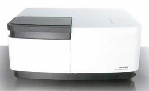 Spektrofluorofotometer, im Wesentlichen bestehend aus einem Gehäuse mit einem optischen System, einer Xenon-Lichtquelle, einem Photomultiplier, einer Signalverarbeitungseinheit sowie einer Probenkammer (siehe Abbildung in der Anlage). Das Gerät wird für fotometrische Messungen und Spektralanalysen in unterschiedlichen Bereichen eingesetzt. Es wird über einen PC (nicht Gegenstand dieser vZTA) gesteuert.
Die Ware wird als "Gerät für physikalische oder chemische Untersuchungen, in Form eines Spektrofotometers, das optische Strahlen verwendet" eingereiht.