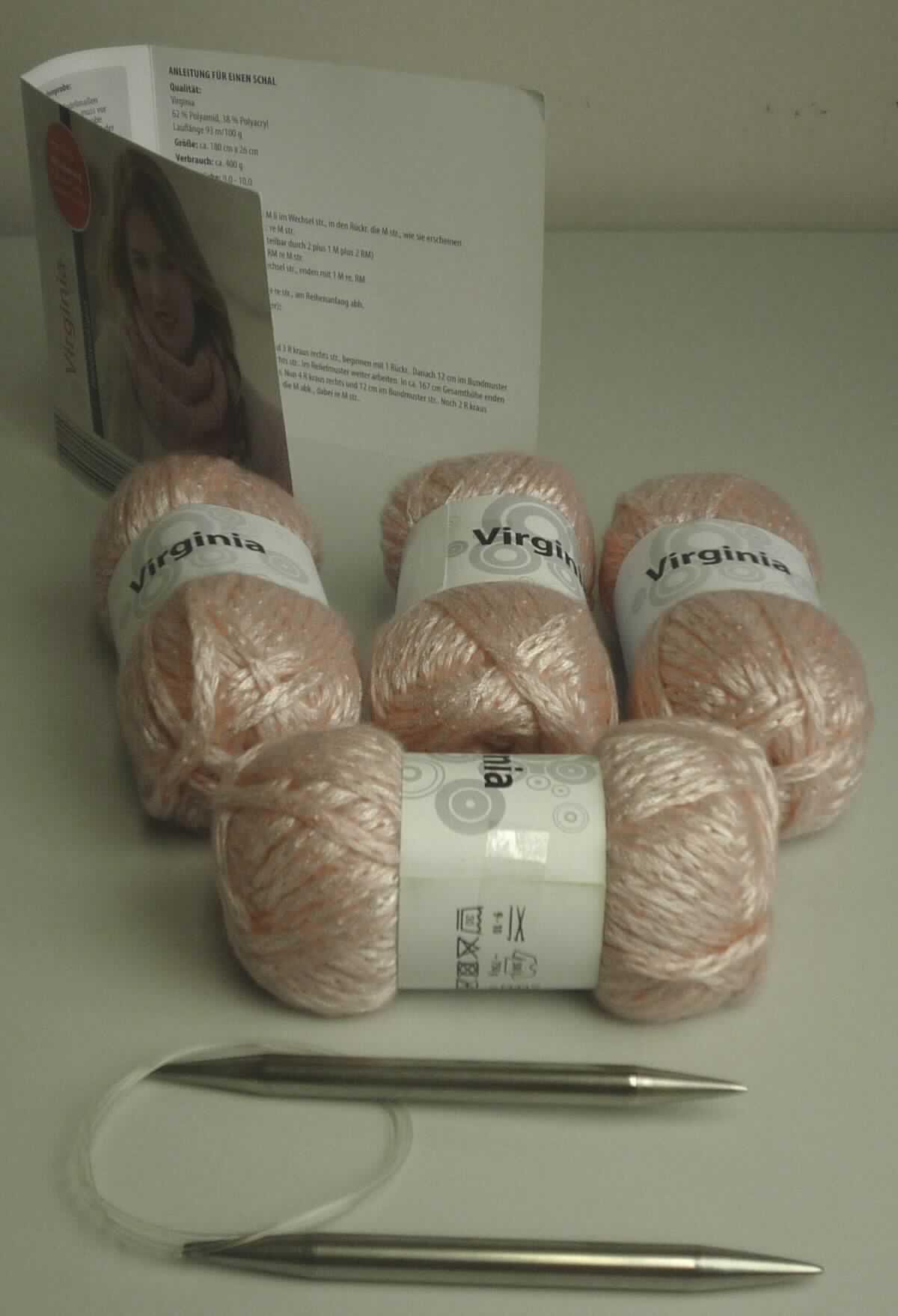 Strick-Set für einen Schal, sog. Handstrickgarn "Virginia", Foto siehe Anlage,
- Warenzusammenstellung, bestehend aus Strickgarnen (Gewirke) in zwei Knäueln und einer Rundstricknadel,
- gemeinsam in einem Polybeutel mit einem mit einer Strickanleitung bedruckten Fotoeinleger für den Einzelverkauf 
  aufgemacht und zur Befriedigung eines speziellen Bedarfs (Stricken) zusammengestellt,
- Strickgarne:
-- laut Antrag als Meterware in zwei Knäueln, jeweils mit einem Gewicht von ca. 100 g und einer Länge von 
   ca. 93 m, veranschaulicht durch 4 Knäuel à 50 g,
-- aus einem Kuliergewirke mit einer Breite von ca. 7 mm (somit kein Maschengarn der Position 5606) aus laut 
   Antrag 62 % Polyamid und 38 % Polyacryl (beides synthetische Chemiefasern),
-- keine Elastomergarne oder Kautschukfäden enthaltend,
-- keine Raschelspitze,
- Rundstricknadel:
-- mit einer Gesamtlänge von ca. 80 cm,
-- aus einem Monofil aus Kunststoff und an beiden Enden konisch zulaufenden Stäben aus unedlem Metall 
   mit einem Durchmesser von ca. 10 mm,
-- an einem Ende mit einem Haken gearbeitet,
- insbesondere im Hinblick auf die Verwendungs verleihen die Strickgarne (Gewirke) der Warenzusammen-
  stellung ihren wesentlichen Charakter.

"Gewirke, mit einer Breite von weniger als 30 cm, anderes als solche der Positionen 6001 und 6002,
 aus synthetischen Chemiefasern, keine Raschelspitze"