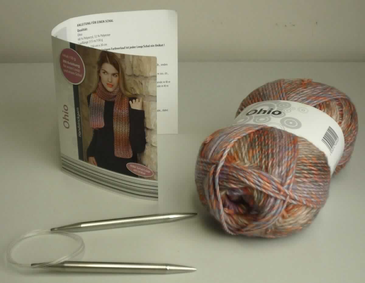 Handarbeitsset, sog. Handstrickgarn "Ohio", Foto siehe Anlage,
- Warenzusammenstellung, bestehend aus einem Strickgarn und einer Rundstricknadel,
- gemeinsam mit einem bedruckten Pappetikett mit Anleitung in einem Polybeutel für den Einzelverkauf 
  aufgemacht und zur Befriedigung eines speziellen Bedarfs zusammengestellt,
- Strickgarn:
-- als Meterware im Knäuel mit einer Pappbanderole versehen, lt. Antrag mit einer Länge von 315 m,
-- laut Untersuchungsergebnis:
--- aus zwei zusammengedrehten, schlauchförmig gewirkten Gewirken,
--- jeweils mit einer Breite von ca. 2 mm,
-- laut Antrag aus 68 % Polyacryl und 32 % Polyester (beides synthetische Chemiefasern),
-- stellt sich als Maschengarn der Position 5606 dar, somit u. a. keine Ware des Kapitels 60,
- Rundstricknadel:
-- mit einer Länge von ca. 80 cm, 
-- aus zwei ca. 14,5 cm langen, an beiden Enden konisch zulaufenden, glatten Stäben aus lt. Antrag Metall, die 
   jeweils an den unteren Enden durch eine Schnur aus Kunststoff miteinander verbunden sind, 
-- mit einem Durchmesser von laut Antrag 9 mm,
- soll laut Antrag zum Stricken eines Schals verwendet werden,
- insbesondere im Hinblick auf den Umfang und den Verwendungszweck verleihen die Maschengarne der 
  Warenzusammenstellung ihren wesentlichen Charakter.

"Maschengarne"