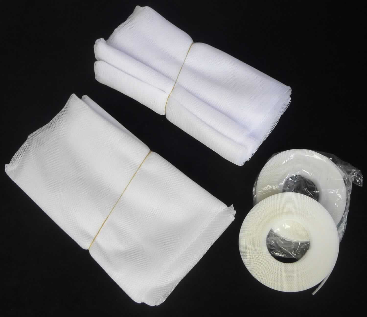 Kettengewirke, sog. Polyester Fenster-Fliegengitter, Foto siehe Anlage,
- zwei Stück mit Befestigungsmaterial (zwei selbstklebenden, einseitig mit noppenartigen Häkchen versehenen 
  Kunststoffbändern) in einem Pappkarton verpackt,
- rechteckig zugeschnitten; laut Antrag in den Abmessungen: 130 cm x 150 cm,
- aus ca. 0,4 mm dicken, undichten, einfarbigen (weißen) Kettengewirken aus laut Antrag 100 % Polyester 
  (synthetische Chemiefasern),
- keine Elastomergarne oder Kautschukfäden enthaltend,
- roh,
- soll zur Verwendung als Insektenschutzgitter an Fenstern angebracht werden; stellt sich nicht als Gewirke im
  Sinne der Unterpositions-Anmerkung 1 zu Kapitel 60 dar.

"Kettengewirke, anderes als in den Positionen 6001 bis 6004 genannte, aus synthetischen Chemiefasern, 
 anderes als in der Unterposition 6005 35 genannte, roh"