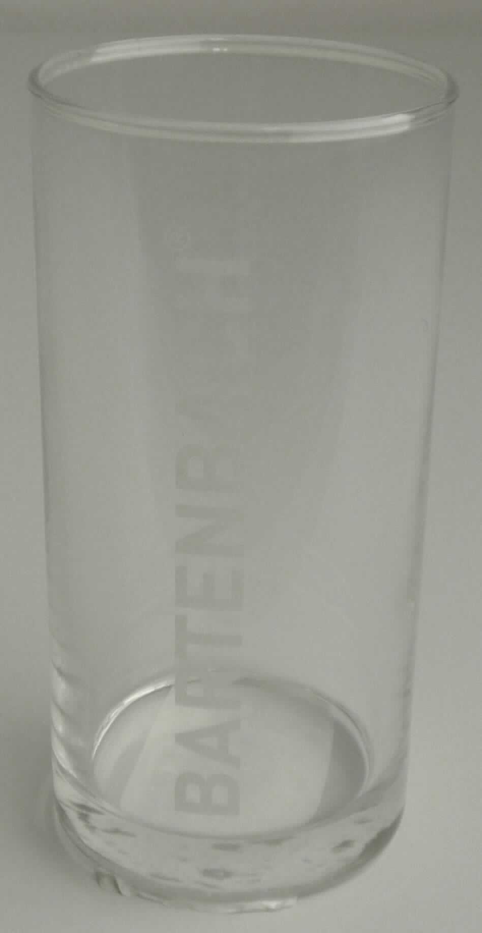 Glasware zur Verwendung bei Tisch, sog. Trinkglas, Abbildung siehe Anlage, 
- Trinkglas ohne Stiel,
- aus gewöhnlichem, mechanisch gefertigtem, klarsichtigem Glas (lt. Antrag), 
- mit einem abgerundeten oberen Rand, 
- mit einem Schriftzug versehen, somit anders (weitergehend) bearbeitet, 
- mit einer Höhe von ca. 12,2 cm und einem oberen Durchmesser von ca. 6,2 cm.

"Glasware zur Verwendung bei Tisch, Trinkglas ohne Stiel, aus gewöhnlichem, nicht vorgespanntem Glas,
 mechanisch gefertigt, anders bearbeitet"