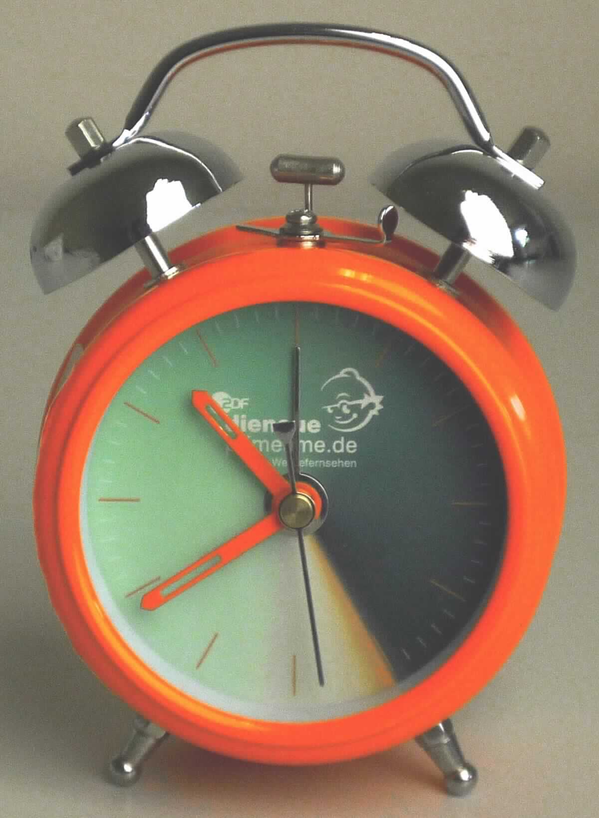 Es handelt sich um einen durch Aufziehen mechanisch betriebenen Glockenwecker, ca. 4,9 x 8,1 x 11,8 cm groß (Tiefe x Breite x Höhe), orange, bestehend aus einem runden Metallgehäuse mit zwei Standfüßen, einem 3-Zeigerwerk (Sekunden-, Minuten- und Stundenzeiger) mit Weckfunktion, analoger Anzeige und einem ca. 7 x 5,6 x 2 cm (Breite x Länge x Dicke) großen Uhrwerk (kein Kleinuhr-Werk) mit entsprechenden Bedienungsknöpfen auf der Gehäuserückseite.

Die Ware ist als "andere als in den Positionen 9101 bis 9104 erfasste Uhr, Wecker, nicht elektrisch betrieben" einzureihen.