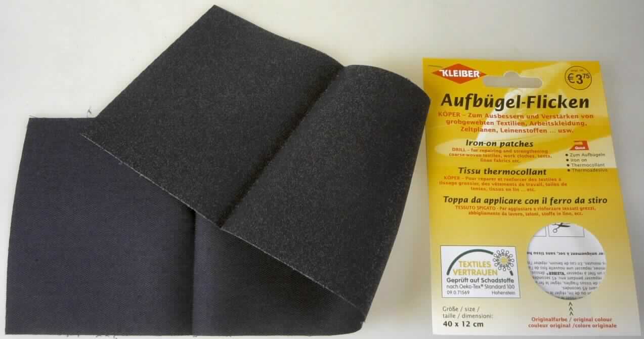 Gewebe, sog. Aufbügel-Flicken, Foto siehe Anlage,
- auf einem Pappetikett aufgebracht und in einem Polybeutel verpackt,
- rechteckig; lt. Antrag in den Abmessungen von 40 cm x 12 cm,
- an den Längskanten lediglich geschnitten (ohne Webkanten, daher kein Band der Position 5806),
- laut Untersuchungsergebnis:
-- aus einem bedruckten Gewebe aus Baumwolle in Köperbindung (4-bindig),
-- mit einem Quadratmetergewicht von 209 g,
-- nicht auf Handwebstühlen hergestellt,
-- nicht nach dem Batik-Verfahren handbedruckt,
- einseitig im Rotationsschablonendruckverfahren mit sog. Schmelzkleberpunkten bestrichen, das Bestreichen mit 
  Kunststoff ist jedoch mit bloßen Auge nicht wahrnehmbar (damit keine Meterware der Position 5903),
- wird laut Antrag zum Aufbügeln auf schadhafte Stellen und zum Verstärken von Kleidungsstücken verwendet.

"Gewebe aus Baumwolle, mit einem Anteil an Baumwolle von mehr als 85 GHT, mit einem Quadratmetergewicht 
 von mehr als 200 g, bedruckt, in 4-bindigem Köper, nicht auf Handwebstühlen hergestellt, nicht nach dem Batik-
 Verfahren handbedruckt"
