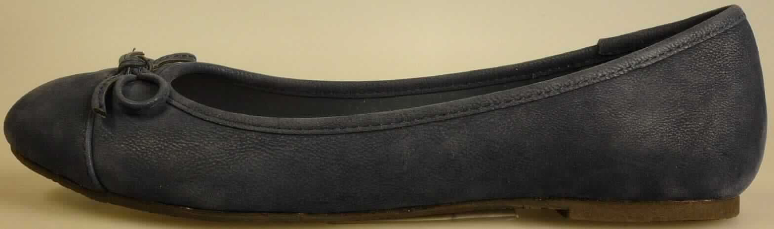 Freizeitschuhe (lt. Antrag: "Art. 85496 (blau) + 85497 (braun)", Foto siehe Anlage)
- mit Laufsohlen aus (lt. Antrag) Kunststoff,
- mit weit ausgeschnittenem Oberteil aus Spinnstoff,
- auf das Oberteil ist an der Einschlupföffnung ein Streifen aus Spinnstoff als Verstärkungsteil aufgesetzt,
- mit Zierschleife auf dem Vorderblatt

"Schuhe mit Laufsohlen aus Kunststoff und Oberteil aus Spinnstoffen, andere als in den 
 Unterpositionen 6404 1100 bis 6404 1910 genannt"