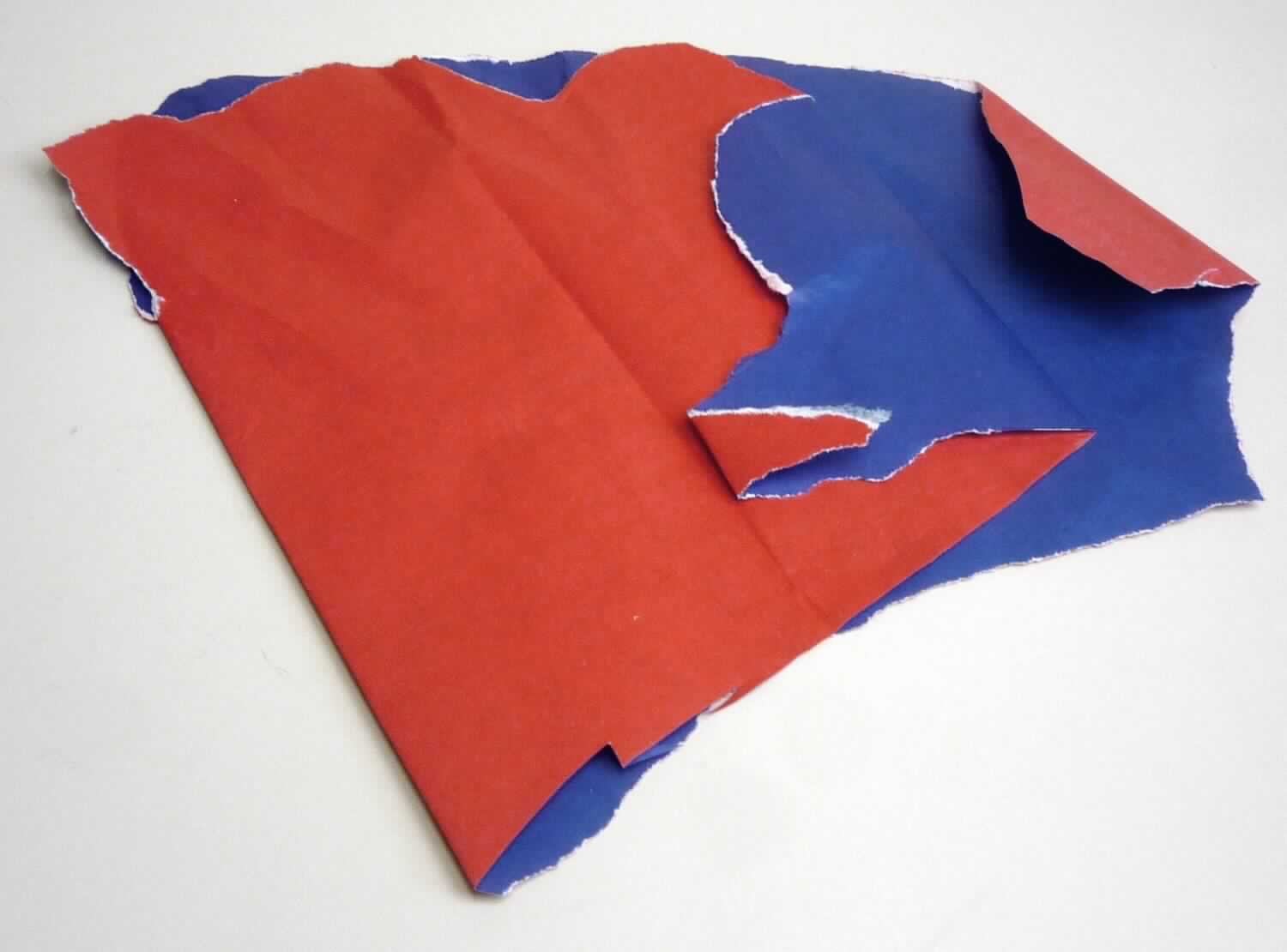Bei der als "Geschenkpapier" bezeichneten Ware handelt es sich nach der vorgelegten Warenprobe und dem Untersuchungsergebnis um Papier aus chemischem Halbstoff aus Holz, weder gestrichen noch überzogen, das auf beiden Seiten eine Oberflächenfärbung (einmal rot und einmal blau) aufweist. Das Papier wird nach den Angaben der Antragstellerin auf Rollen mit einer Breite von 1,0 m eingeführt. 

Abbildung siehe Anlage.

Derartige Waren gehören als "Papiere, auf der Oberfläche gefärbt, in Rollen, jeder Größe, ausgenommen Waren von der in der Position 4803, 4809 oder 4810 beschriebenen Art" zur Codenummer 4811 90 00 00 0 des Zolltarifs.