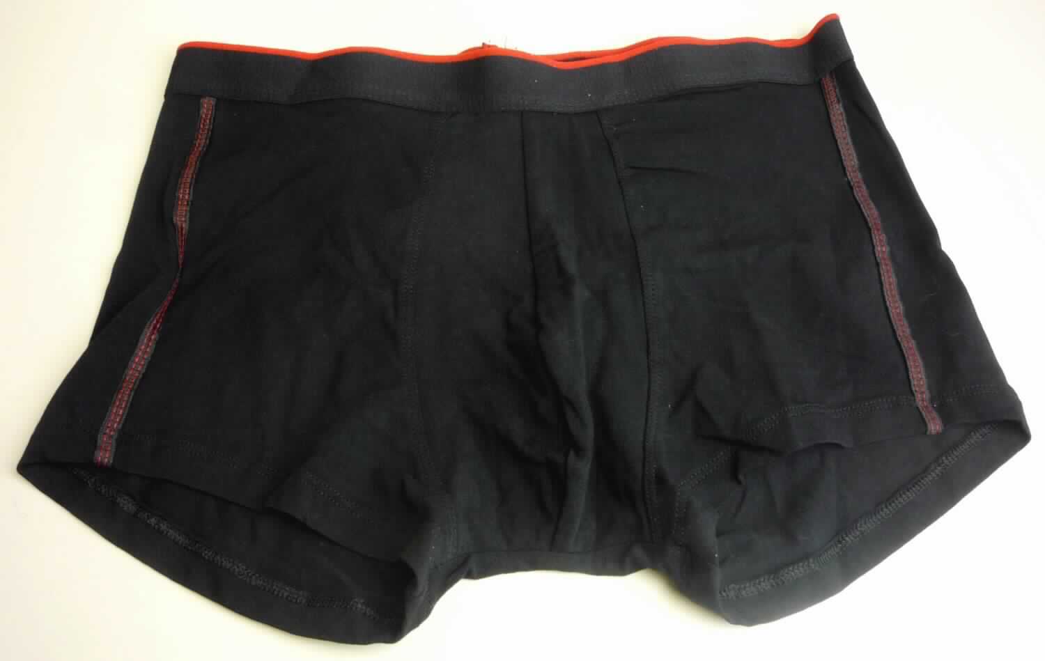 Unterhose, sog. Men`s Shorts, Art. 8001, Größe L, Foto siehe Anlage,
- in einer Pappschachtel verpackt,
- aus ca. 0,6 mm dicken, einfarbigen Gewirken aus laut Antrag 95 % Baumwolle und 5 % Elasthan
  (synthetische Chemiefasern) 
- in der Taille abschließend; mit einem angesetzten, ca. 3 cm breiten, elastischen Taillenbund aus buntgewebten 
  Geweben aus Spinnstoffen,
- ohne Eingriff, ohne Öffnung und ohne Verschluss,
- aufgrund des Schnitts eindeutig als Männerkleidung erkennbar,
- mit kurzen Hosenbeinen, an den Beinabschlüssen durch Umschlagen und Festnähen gesäumt.

"Unterhose, aus Gewirken, für Männer, aus Baumwolle"