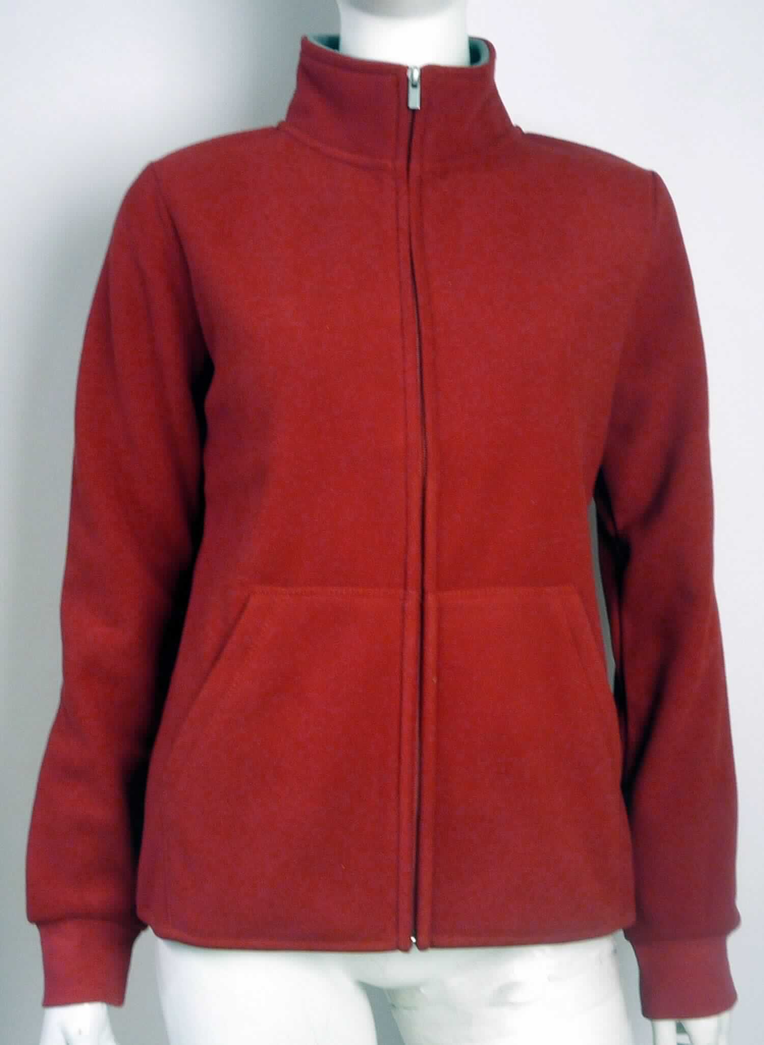 Jacke, sog. Women`s Double Fleece Jacket, Art. 7985, Größe S, Foto siehe Anlage,
- lt. Antrag in einem Polybeutel verpackt,
- aus einem ca. 2,7 mm dicken, zweilagigen, durch Kleben miteinander verbundenen Flächenerzeugnis mit einer
  Außen- und Innenlage aus einfarbigen, einseitig (Außenseite) gerauten Gewirken aus lt. Antrag 100 % Polyester 
  (synthetische Chemiefasern), 
- über die Taille reichend (Rückenlänge: ca. 60 cm), 
- mit einem Stehkragen,
- vorn mit einer durchgehenden Öffnung mit einem bis in die Kragenspitzen reichenden Reißverschluss, 
- ohne Hinweise auf den Trägerkreis (unisex),
- mit langen Ärmeln, an den Ärmelenden mit verengenden Bündchen ausgestattet,
- mit zwei großen, aufgesetzten Taschen (sog. Kängurutaschen) unterhalb der Taille,
- körpernah und in Bahnen gearbeitet,
- am unteren, gerade gearbeiteten Rand mit einem schmalen Gewirkeband eingefasst,
- stellt sich aufgrund des Schnitts als Jacke dar, somit keine Strickjacke,
- wird im Allgemeinen nicht über jeder anderen Kleidung und zum Schutz gegen das Wetter getragen, somit keine
  Ware der Position 6102.

"Jacke, aus Gewirken, für Frauen, aus synthetischen Chemiefasern"