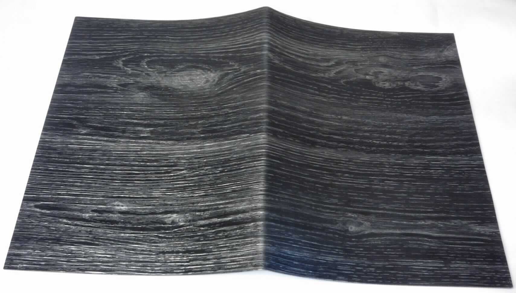Angaben des Antragstellers:
4411/420, Tischset - Eiche rustikal, 30,5 x 45,7 cm; Holzoptik, PVC
4410/420, Tischset - Pinie grau - 30,5 x 45,7cm; Holzoptik, PVC

Untersuchungsergebnisse an einem Warenmuster:
Rechteckig zugeschnittene, dunkelgraue, biegsame Kunststoffplatte (Abmessungen: ca. 45 x 30,4 cm; Dicke: ca. 1,3 mm). Die Platte ist auf der einen Seite mit einem Holzstrukturmuster versehen.

Befund:
Es liegt eine Kunststoffplatte aus weichgemachtem Polyvinylchlorid im Sinne der Position 3920 vor.