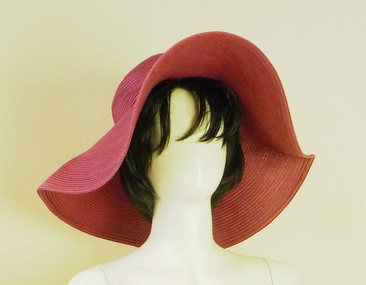 Hut, sog.Textil Schlapphut Art. Floppy Hat-C, Foto siehe Anlage,
- aus spiralförmig zusammengenähten Streifen aus geflochtenem Papiergarn,
- mit einer umlaufenden, ca. 16 cm breiten Krempe,
- innen mit einem eingenähten Schweißband.

"Hut, durch Verbindung von Streifen hergestellt, ausgestattet"
