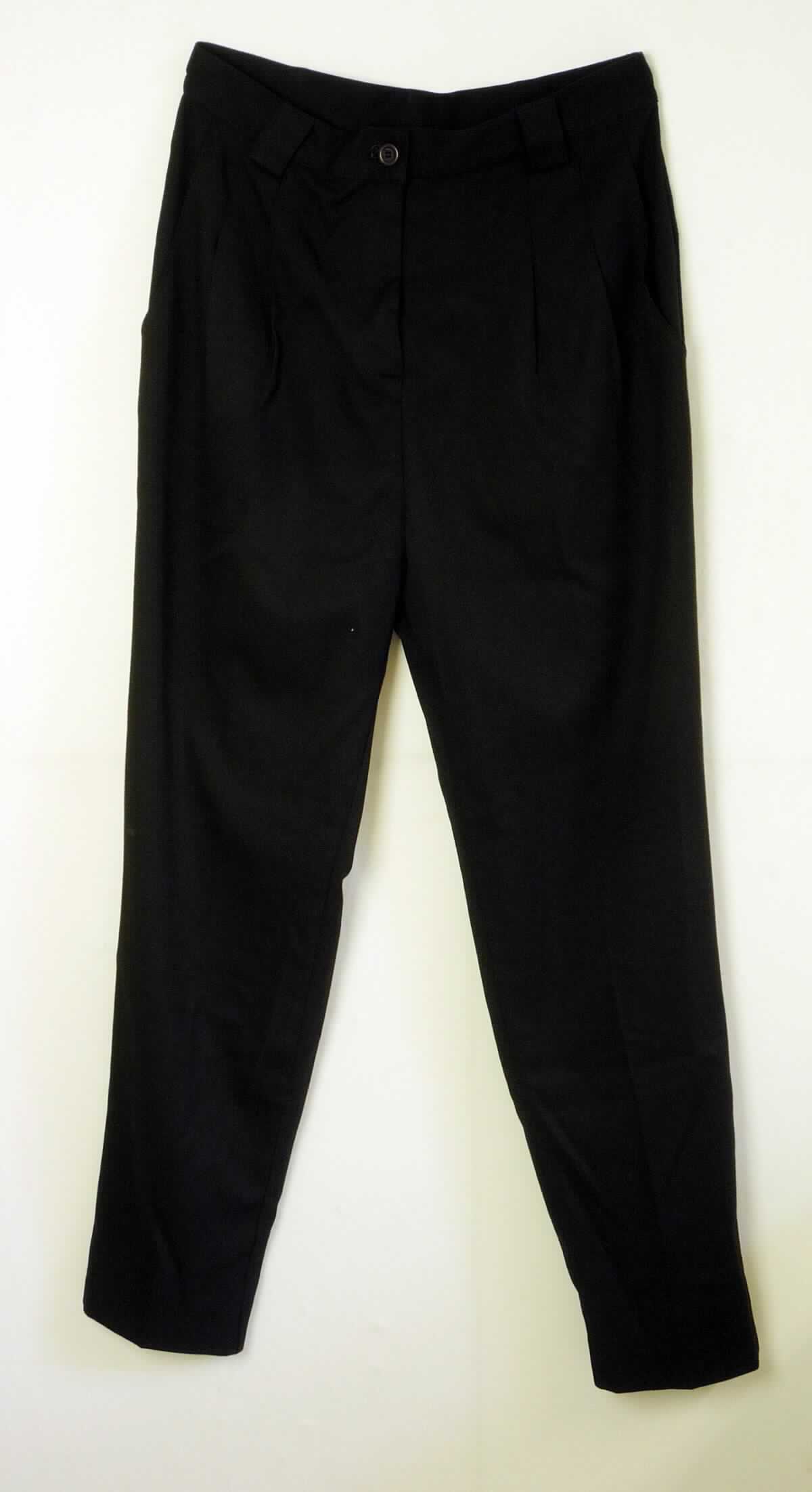 Lange Hose, Art. RSA0319, Größe L, Foto siehe Anlage,
- aus ca. 0,6 mm dicken, einfarbigen Geweben aus laut Antrag 63 % Polyester 4 % Elasthan (beides 
  synthetische Chemiefasern) und 33 % Viskose (künstliche Chemiefasern),
- in der Taille abschließend; mit einem angesetzten, ca. 4 cm breiten Taillenbund mit Gürtelschlaufen,
- vorn mit einer Öffnung mit Reißverschluss und einer im Bund von rechts über links mit einem Knopfverschluss zu 
  schließenden Patte (Frauenkleidung),
- seitlich mit zwei eingesetzten, offenen Taschen,
- mit langen Hosenbeinen,
- an den Beinabschlüssen durch Umschlagen und Festnähen gesäumt,
- keine Arbeits- und Berufskleidung.

"Lange Hose, aus Geweben, für Frauen, aus synthetischen Chemiefasern, keine Arbeits- und Berufskleidung, nicht
 nach dem Batik-Verfahren handbedruckt"