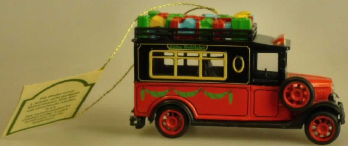 Es handelt sich um ein ca. 8,5  x 3 x 5 cm (L x B x H) großes Miniatur-Modellauto (nach ergänzenden Angaben der Antragstellerin die Nachbildung des firmeneigenen Oldtimers darstellend) mit einer Karosserie aus unedlem Metall (lt. Angaben der Antragstellerin im Gussverfahren hergestellt; charakterbestimmender Stoff aufgrund des Umfangs) in rot-schwarzer Lackierung, mit einem schwarzen Unterbau und vier freilaufenden Rädern aus Kunststoff. Auf dem Dachträger des Autos befinden sich bunt bemalte, stilisierte Geschenkpäckchen. Das Erzeugnis ist zusätzlich mit einer ca. 9 cm langen Aufhängeschlaufe aus Spinnstoffen ausgestattet.
Die Ware dient der spielerischen Unterhaltung von Kindern und ist mit einem bedruckten Etikett für den Einzelverkauf aufgemacht. Aufgrund des Gebrauchswertes als Spielzeug scheidet eine Einreihung als Festartikel in die Position 9505 aus.

Die Ware ist als "anderes als zuvor von der Position 9503 erfasstes Spielzeug oder Modell, im Gussverfahren hergestelltes Miniaturmodell aus Metall" einzureihen.