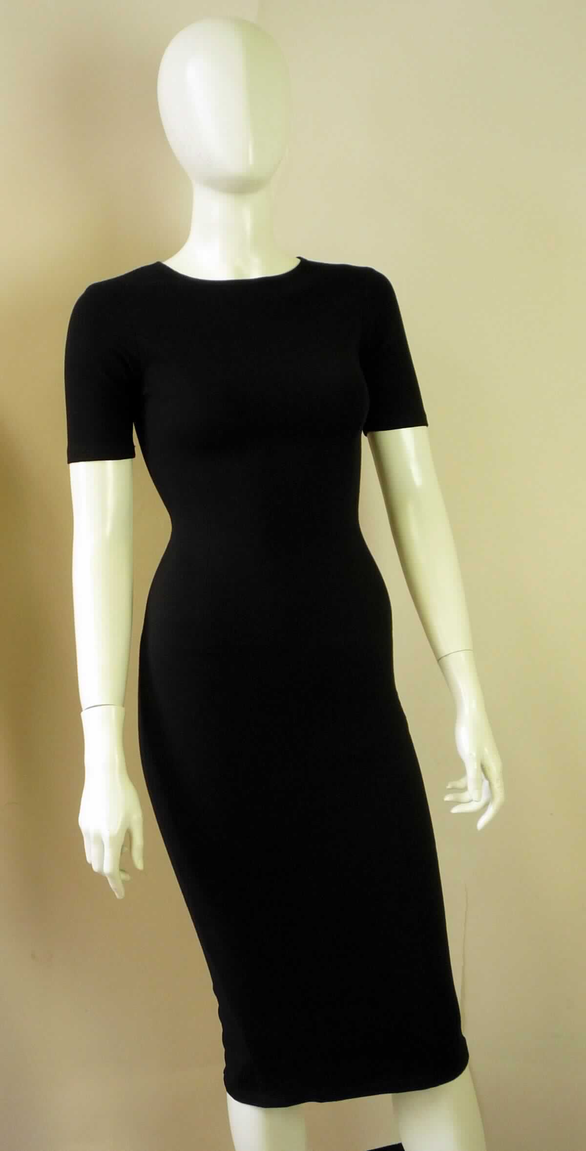 Kleid, sog. Strick Kleid, Art. RSAPO307, Größe XS, Foto siehe Anlage,
- aus ca. 0,9 mm dicken, einfarbigen Gewirken aus laut Antrag 60 % Viskose (künstliche Chemiefasern), 
  35 % Nylon und 5 % Elasthan (beides synthetische Chemiefasern),
- über die Knie reichend (Rückenlänge: ca. 106 cm),
- mit einem runden Ausschnitt, 
- ohne Öffnung und ohne Verschluss,
- mit kurzen Ärmeln,
- am unteren Rand durch Umschlagen und Festnähen gesäumt; hinten mit einem ca. 19 cm hochreichenden Schlitz,
- kann aufgrund der Länge ohne ein weiteres, den Unterkörper bedeckendes Kleidungsstück getragen werden.


"Kleid, aus Gewirken, für Frauen, aus künstlichen Chemiefasern"