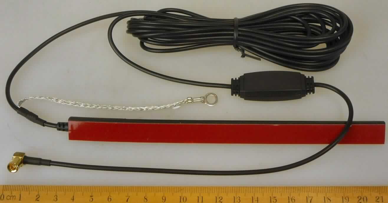 DAB-Antenne
- aus einer Antenne in einem flexiblen Kunststoffgehäuse mit einem Klebestreifen, einem Masse-
  band und einen Anschlusskabel mit integriertem Spannungsregler, Antennenverstärker und 
  Anschlussstecker (Abbildung siehe Anlage),
- zum Empfang von terristischem digitalem Hörfunk und multimedialen Datendiensten (Digitalradio)
  nach Befestigung in einem Kfz und Anschluss an ein DAB-fähiges Rundfunkempfangsgerät,

"Teil, erkennbar ausschließlich für Geräte der Position 8527 bestimmt, Innenantenne für den
 Rundfunkempfang, nicht für zivile Luftfahrzeuge - DAB-Antenne"