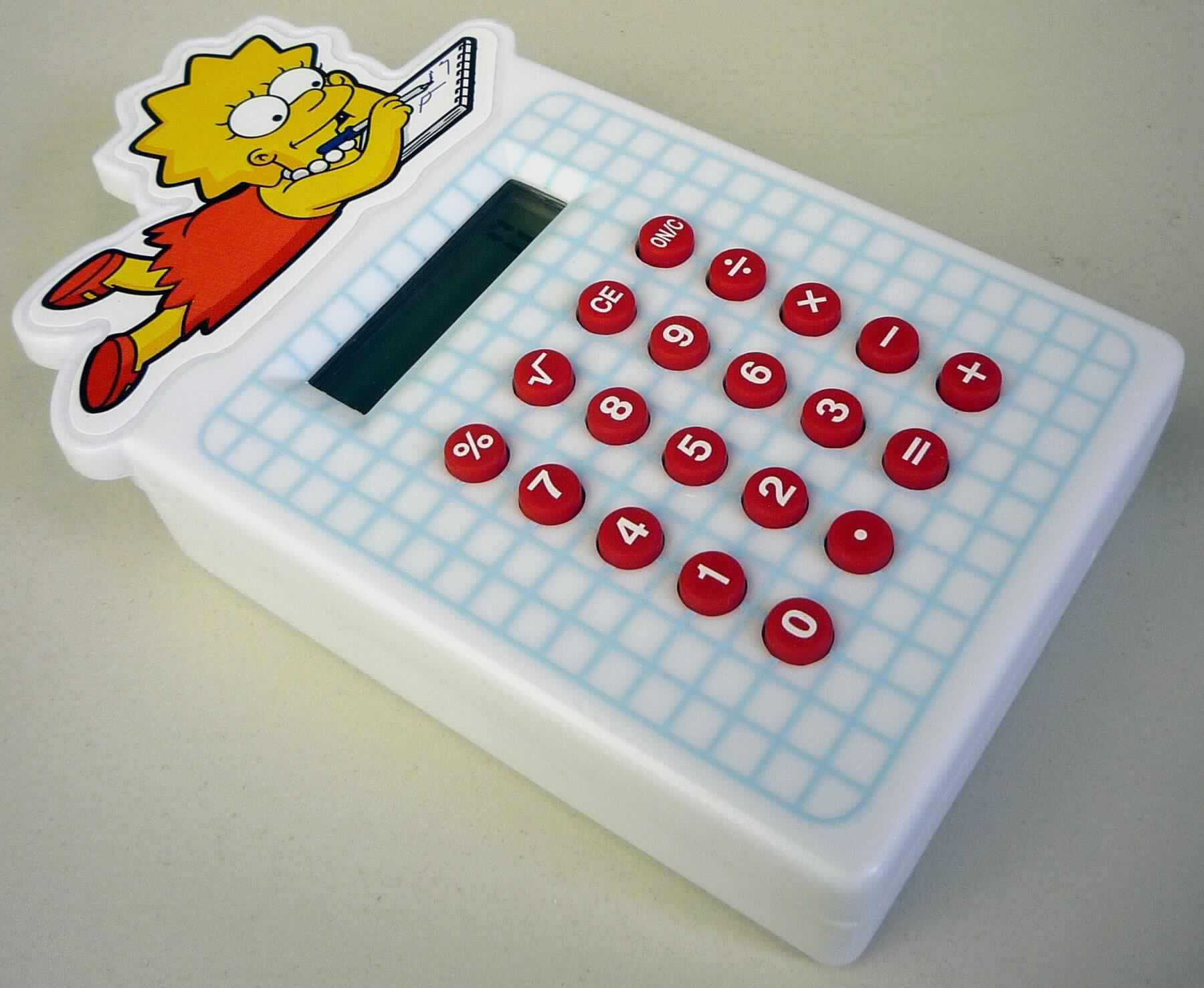 Bei der als "Lisa's smart calculator" (Artikel-Nr.: 12686B) bezeichneten Ware handelt es sich um einen batteriebetriebenen Taschenrechner zur Durchführung von Grundrechenarten, Prozentrechnung und Wurzelfunktionen.
Das farbige Kunststoffgehäuse mit den Abmessungen von ca. 9 x 5 x 1,5 cm ist am oberen Ende mit einer stilisierten Abbildung von Lisa Simpson versehen und mit einem Bedienfeld (Ziffern- und Funktionstasten), einem Rechenwerk und einem 8-stelligen LC-Display ausgestattet. Der Taschenrechner wird in einem Kunsststoffbeutel verpackt geliefert.

Die Ware wird als "elektronische Rechenmaschine, die ohne externe elektrische Energiequelle betrieben werden kann" eingereiht. 

Anlage: 1 Abbildung