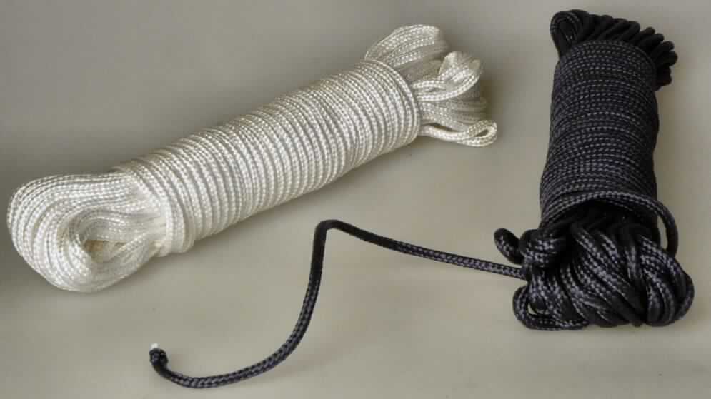 Bindfaden, sog. Wäscheleinen Set, Art. 610982, Foto siehe Anlage,
- als zweiteiliges Sortiment in einem Polybeutel mit Pappaufhänger für den Einzelverkauf aufgemacht,
- als Meterware im Knäuel; mit einer Länge von lt. Antrag 20 m und einem Durchmesser von ca. 4 mm,
- aus einem Rundgeflecht aus lt. Antrag Polypropylen (synthetische Chemiefasern), mit festem Gefüge und enger 
  Flechtweise, mit einer Seele aus Spinnstoff,
- mit einem Titer von ca. 47.000 dtex,
- soll als Wäscheleine verwendet werden, somit kein Binde- oder Pressengarn.

"Bindfaden, geflochten, aus Polypropylen, kein Binde- oder Pressengarn, mit einem Titer von weniger als 
 50.000 dtex (5 g je m)"