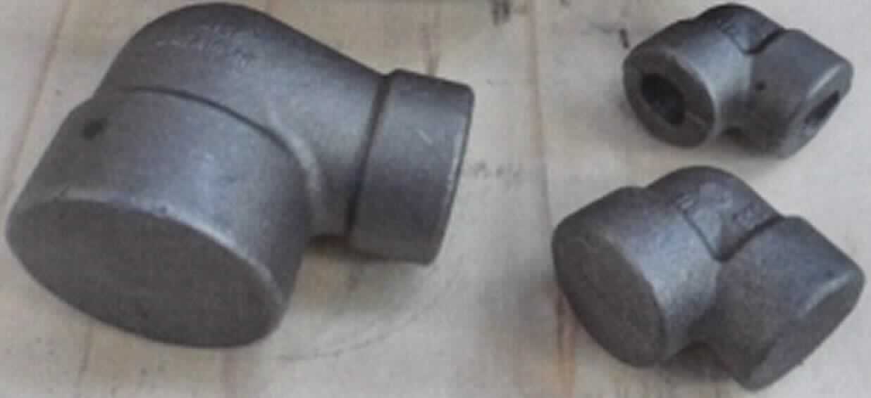 Rohrverbindungsstück-Rohlinge

Bei den Erzeugnissen handelt es sich um maschinell gefertigte Schmiedeteile aus nicht rostendem Stahl (Edelstahl, F316L). Sie weisen die Merkmale einer so genannten 90° Winkelverschraubung auf. An den Enden sind Ausformungen zum Schneiden eines Gewindes vorhanden. Die Durchlassbohrungen auf definierte Rohraußendurchmesser sind teilweise vorhanden oder erfolgen später.

Die Ware ist als Rohrverbindungsstück, hier: Winkel mit Gewinde, aus nicht rostendem Stahl, in die Unterposition 7307 2290 der Kombinierten Nomenklatur einzureihen.