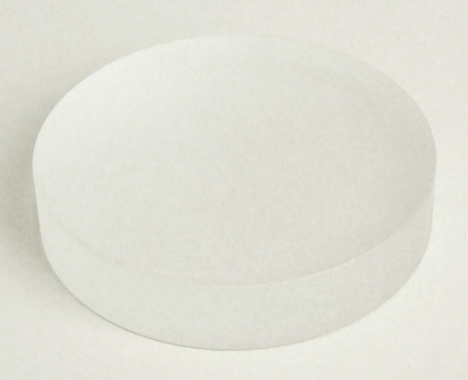 Rohlinge von optischen Elementen aus Glas, sog. optisches Glas, Foto siehe Anlage, 
- in Form von sog. Rundscheiben, Schnittprismen und gepressten Rohlingen (laut Antrag),
- aus Glas, nicht optisch bearbeitet,
- in verschiedenen Formen und Abmessungen,
- vorgelegte Warenmuster:
- - in Form einer opaken Rundscheibe, 
- - - mit einem Durchmesser von ca. 8 cm und einer Dicke von ca. 1,5 cm, 
- - - aus einem Stab aus Rohglas geschnitten,
- - - geschliffen und mit Schutzfacetten versehen,
- - in Form eines opaken Presslings, 
- - - mit einem Durchmesser von ca. 2,3 cm und einer Dicke von ca. 0,7 cm, 
- - - durch Erhitzen und in Formpressen gefertigt,
- - - konkav gearbeitet und mit Schutzfacetten versehen,
- dient der Herstellung von jeweils einem optischen Element (Linse) durch optische Bearbeitung, 
- zur Verwendung in optischen Instrumenten und Geräten,
- keine Einreihung in die Position 9001, da die Ware nicht optisch bearbeitet ist.

"Optisches Element, aus Glas, keine Ware der Position 7015, nicht optisch bearbeitet"
