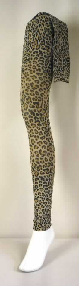 Strumpfhose (Art.-Nr. 133-200), in Erwachsenengröße "One size", Foto siehe Anlage,
- aus 0,6 mm dicken, elastischen, mit Leopardenmuster bedruckten Gewirken aus laut
  Antrag 80% Nylon und 20% Spandex (beides synthetische Chemiefasern) und aus Garnen
  mit einem Titer der einfachen Garne von 40 den (=  45 dtex),
- in der Taille mit einem doppelt gearbeiteten Bund,
- im Strumpfbereich nahtlos gewirkt; mit knöchellangen Hosenbeinen ohne Fußteil,
- an den Beinabschlüssen mit doppelt gearbeiteten Bündchen.

"Strumpfhose, aus Gewirken, andere als solche mit degressiver Kompression, aus synthetischen Chemiefasern, mit einem Titer der einfachen Garne von weniger als 67 dtex"