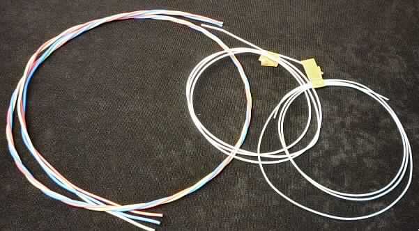 Isolierte Kupferdrähte,
Kabel bestehend aus 19 Kupferleitern mit einem Durchmesser von ca. 0,19 mm, 0,25 mm und 0,15 mm mit einer Kunststoffisolierung, Gesamtdurchmesser des Kabels: ca. 1,3 mm, 1,7 mm oder 1,1 mm, für eine Spannung bis 600 V.
Die Kabel werden unter anderem zur Herstellung von Kabelbäumen für Flugzeuge verwendet.

Die Ware ist als "isoliertes, elektrisches Kabel, kein Wickeldraht, kein Koaxialkabel, kein Kabelsatz, ohne Anschlussstücke, nicht von der für Telekommunikation verwendeten Art, mit Leitereinzeldrähten von weniger als 0,51 mm, für eine Spannung von mehr als 80 V jedoch weniger als 1000 V" einzureihen.