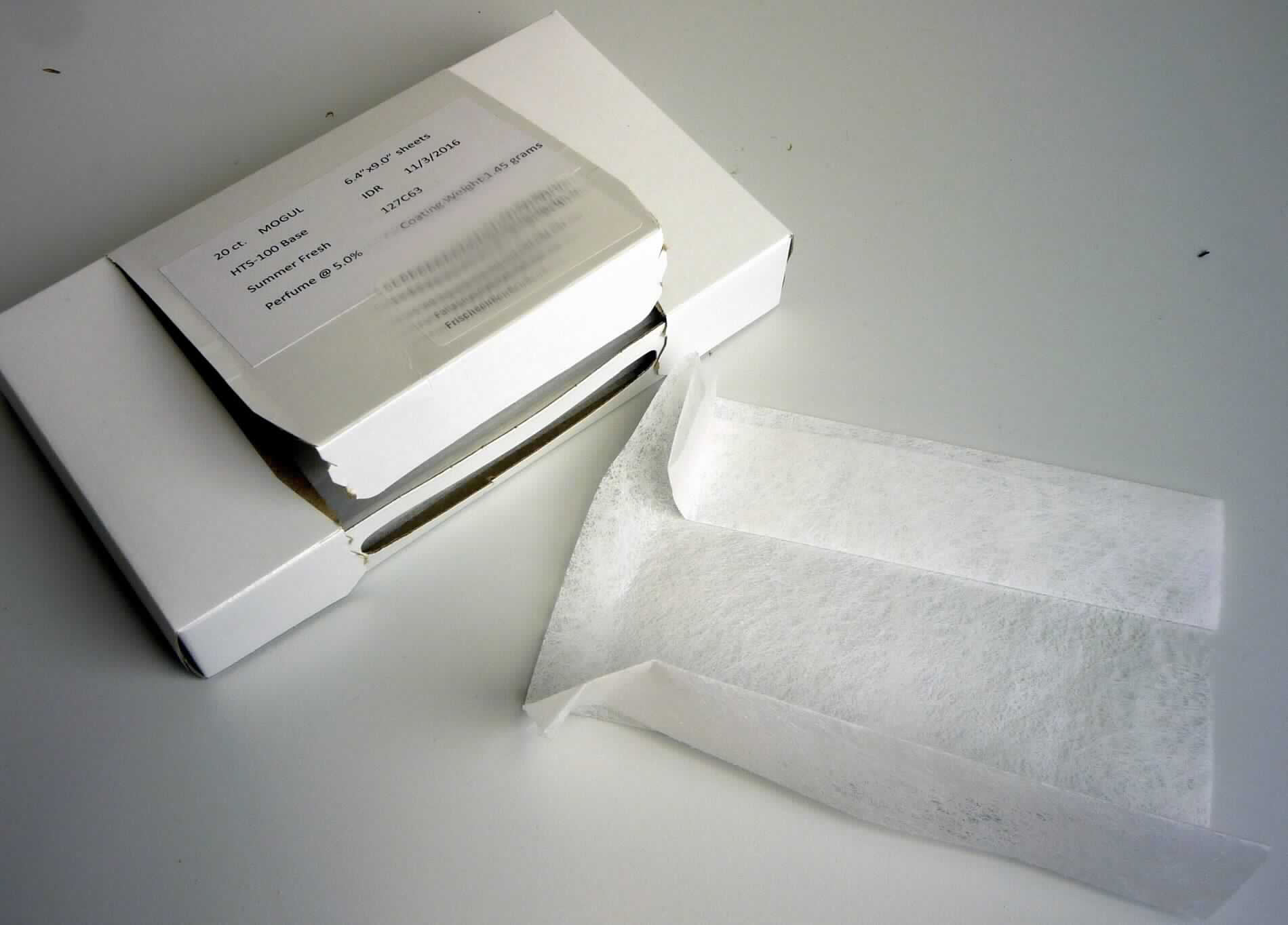 Anderes zubereitetes Riechmittel; Trocknertücher

Bei der Ware handelt es sich den vorgelegten Angaben nach um Trocknertücher. Die Tücher bestehen aus mit Parfüm imprägniertem Polyester. Je 40 Trocknertücher befinden sich in einer für den Einzelverkauf als Riechmittel aufgemachten Faltschachtel mit Anwendungshinweisen in französischer und flämischer Sprache. Danach sollen die Tücher in einem Trockner zur Wäsche gegeben werden und dieser während des Trockenvorgangs einen angenehmen Duft verleihen.

Die Ware ist als anderes zubereitetes Riechmittel in die Unterposition 3307 9000 der Kombinierten Nomenklatur einzureihen.