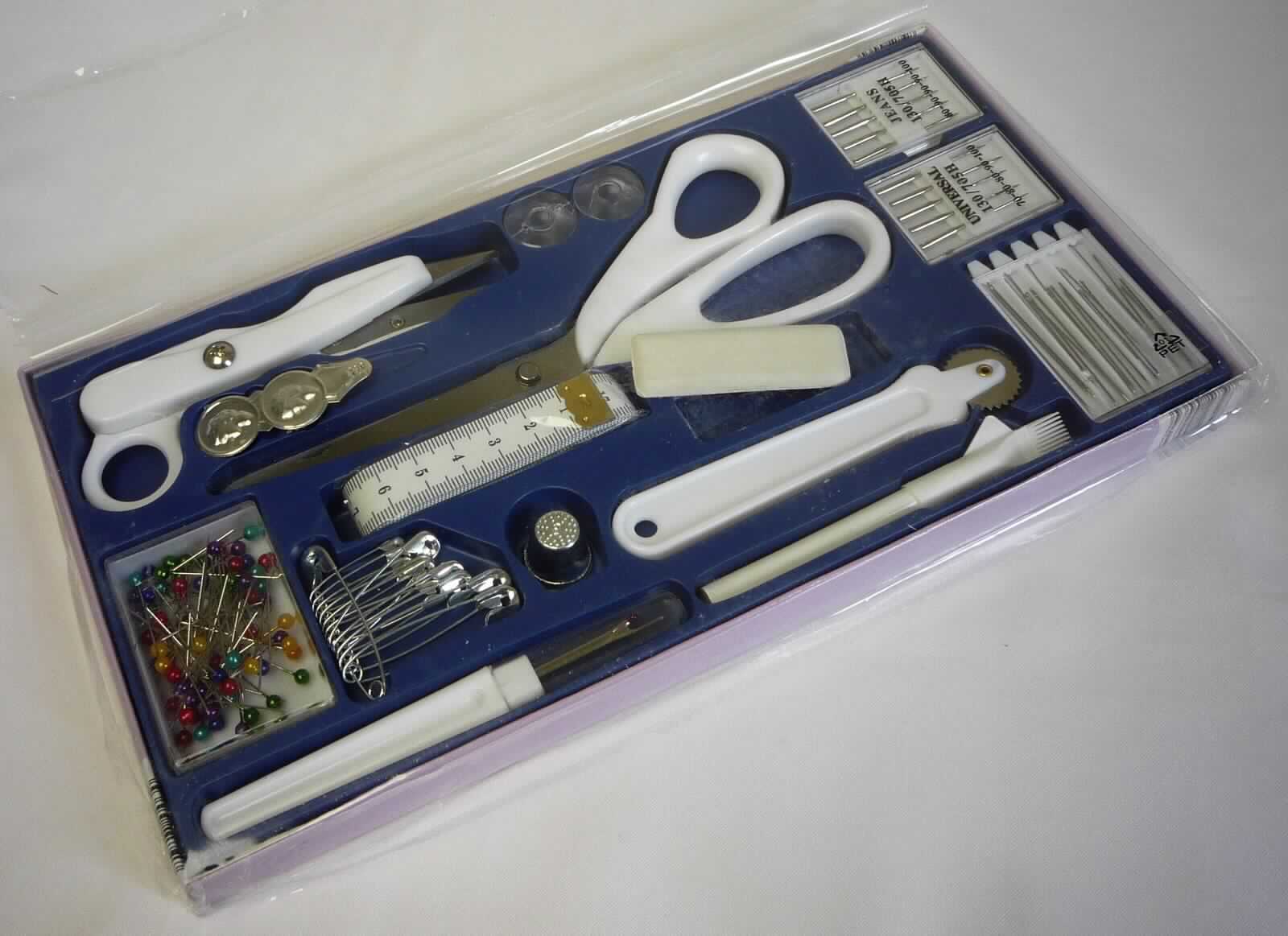 "Schneider-Boutique" (Nähset); Warenzusammenstellung in Aufmachung für den Einzelverkauf, bestehend aus:

- 1 Schneider-Schere
- 1 Fadenschere
  beide Scheren bestehen aus zwei um einen Stift x-förmig beweglich gelagerten, geraden
  Scherenblättern mit geradem Schliff aus Stahl, die unlösbar in Griffe aus weißem Kunststoff
  eignesetzt sind. Die Griffenden der Schneider Schere sind zur leichteren Handhabung jeweils
  zu einer Öse zum Durchstecken des Daumens oder eines anderen Fingers ausgearbeitet, bei 
  der Fadenschere ist nur ein Griffende zu einer Öse ausgearbeitet.
- 2 Nadeleinfädlern
- 30 Nähnadeln
- 1 Fingerhut
- 1 Schneider-Maßband
- 1 Schneider-, Markierstift mit Pinsel
- 1 Nahttrenner
- 10 Nähmaschinennadeln, verschiedene Stärken für Jeansstoff und universell einsetzbar
- 2 Unterfadenspulen, aus Kunststoff
- 70 Perlkopfstecknadeln
- 12 Sicherheitsnadeln
- 1 Schneiderkreide-Block

- zum Ausüben von Näh- und Schneiderarbeiten, wie sie überwiegend für diese Tätigkeiten
  an einer Nähmaschine verwendet werden.

- das Maßband ist in einem Kunststoffbeutel, die Nähnadeln, Perlkopfstecknadeln und 
  Nähmaschinennadeln jeweils in Kunststoffdosen seperat verpackt

- die Warenzusammenstellung ist vollständig in einem Pappkarton mit herausnehmbarem zum 
  dauernden Gebrauch geeigneten Einsatz mit passgenauen Aussparungen für die einzelnen 
  Bestandteile und einem durchsichtigen Kunststoffdeckel verpackt, der Pappkarton mit 
  Kunststoffdeckel ist zusätzlich in einer Kunststofffolie verpackt

- Die Scheren bestimmen aufgrund des Wertes und des Gewichts den Charakter der 
  Warenzusammenstellung

Abbildung siehe Anlage.

Derartige Erzeugnisse gehören als "Scheren mit arbeitendem Teil aus unedlem Metall" in die 
Codenummer 8213 0000 00 0 des Zolltarifs (ZT).