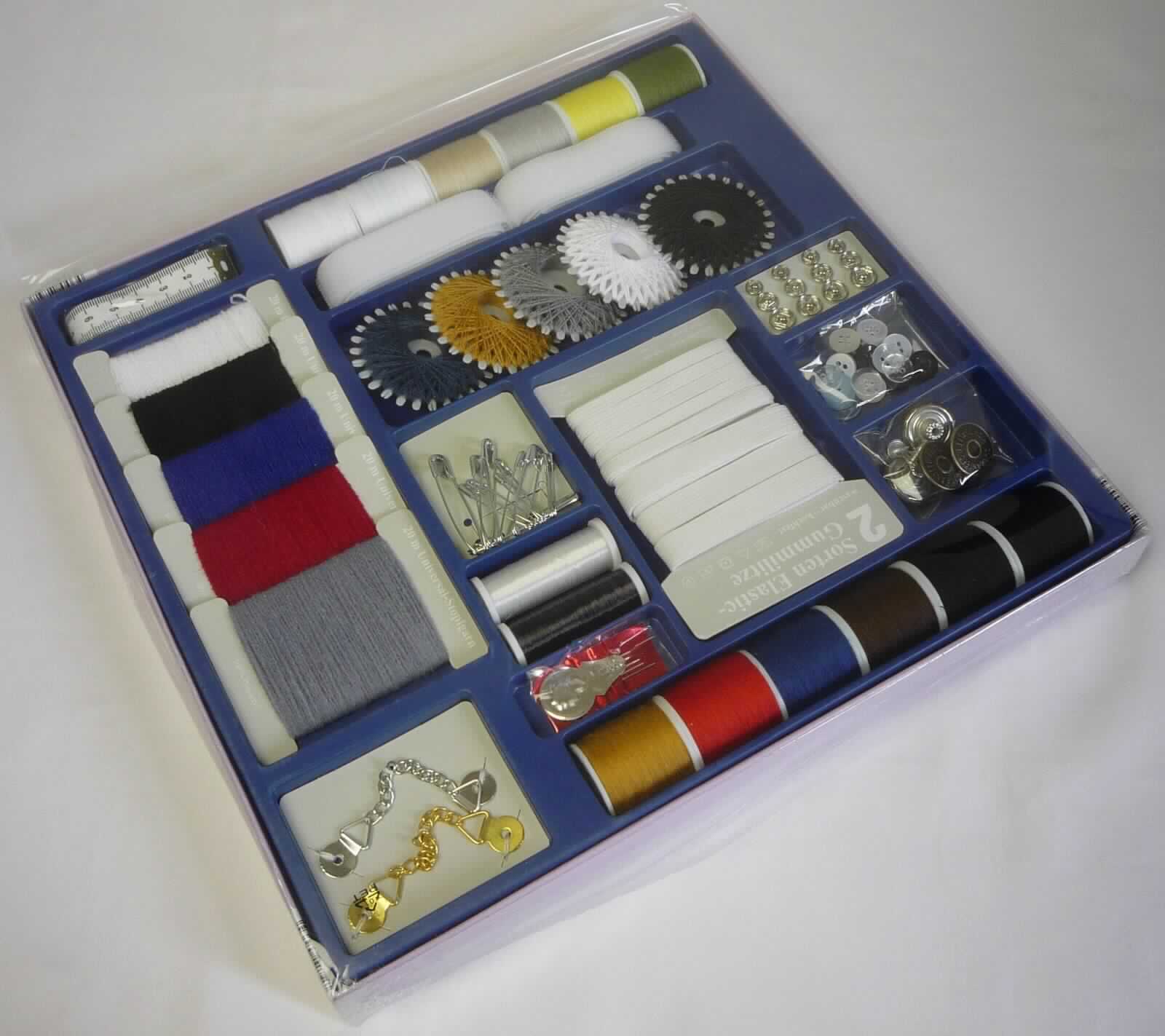 Nähgarn- und Mercerie-Sortiment, Art. 288182, Foto siehe Anlage
- Waenzusammenstellung, zur Befriedigung eines speziellen Bedarfs in Aufmachung für den Einzelverkauf 
  (gemeinsame Verpackung in einer Kunststoffbox) zusammengestellt, bestehend aus:
-- 20 Hemd- und Blusenknöpfen, 4 Jeansknöpfen, 12 Druckknöpfen,
-- 2 Mantelaufhängern, 12 Sicherheitsnadeln, 5 Nähnadeln, 1 Nadeleinfädler, jeweils aus unedlem Metall,
-- 1 Maßband,
-- 1 Karte mit Gummilitzen (Breite: 1,3 cm bzw. 0,6 cm; Länge: 2 m bzw. 3 m) aus Kettengewirken aus 
    synthetischen Chemiefasern und Kautschukfäden,
-- Klett- und Flauschband (Länge: ca. 50 cm; Gewebeband mit Flor - Samt und Schlinge -, mit unechten 
   Webkanten), 
-- 5 Sternzwirne mit einem Gewicht von 3,7 Gramm je Stern (= in Aufmachung für den Einzelverkauf), aus 
   gezwirnten Garnen mit einer Z-Drehung als letzter Drehung, aus synthetischen Spinnfasern (laut Antrag aus 
    Polyester), appretiert für die Verwendung als Nähgarn, 
-- 12 Garnspulen mit einem Gewicht von 6,7 Gramm je Spule (= in Aufmachung für den Einzelverkauf), aus
    gezwirnten Garnen mit einer Z-Drehung als letzter Drehung, aus synthetischen Spinnfasern (laut Antrag aus 
    Polyester), appretiert für die Verwendung als Nähgarn,
-- 5 Karten Stopfgarn mit einem Gewicht von 3,9 Gramm je Karte (= in Aufmachung für den Einzelverkauf), aus 
   gezwirnten Garnen mit einer S-Drehung als letzter Drehung, aus synthetischen Spinnfasern (laut Antrag aus
   Polyacryl),  
-- 2 Spulen mit transparenten Nähfäden aus synthetischen Monofilen (laut Antrag:Polyamid), mit einem Titer von 
   mehr als 67 dtex und einem größten Durchmesser von weniger als 1 mm,
- die Nähgarne bestimmen im Hinblick auf den Umfang und die Bedeutung in Bezug auf die Verwendung den 
  Charakter der Warenzusammenstellung.

"Nähgarne aus synthetischen Spinnfasern, in Aufmachung für den Einzelverkauf"