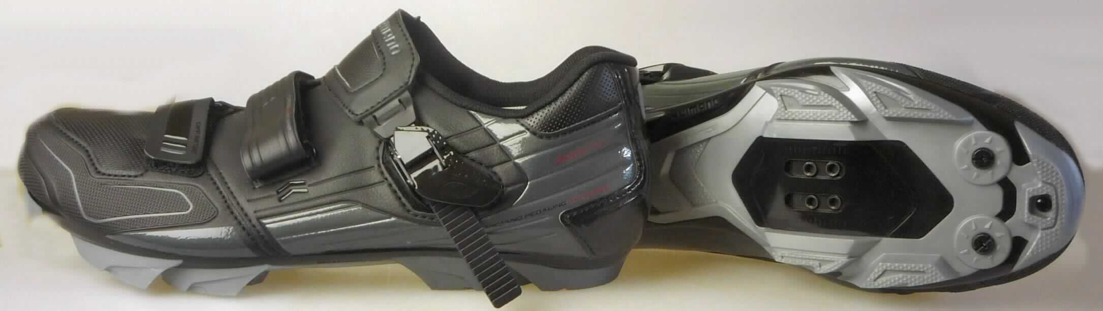 Radsportschuhe (lt. Antrag: "MTB, Art. E-SHXC51N"; Foto siehe Anlage)
- mit Laufsohlen aus Kunststoff (mit eingearbeiteter Glasfasereinlage),
- mit Oberteil aus Kunststoff (Spinnstoff mit einer mit bloßem Auge 
  wahrnehmbaren Außenschicht aus Kunststoff),
- mit Klett- und Ratschenverschluss,
- mit Pedalbefestigungsvorrichtung

"Sportschuhe mit Laufsohlen und Oberteil aus Kunststoff, andere als in der 
 Position 6401 und in den Unterpositionen 6402 1210 und 6402 1290 genannt"