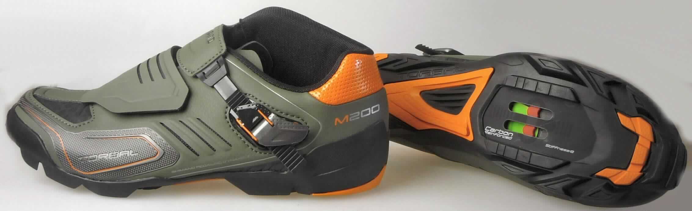 Radsportschuhe (lt. Antrag: "MTB, Art. E-SHM200G"; Foto siehe Anlage)
- mit Laufsohlen aus (lt. Antrag) Kautschuk,
- mit Oberteil aus Kunststoff (Spinnstoff mit einer mit bloßem Auge wahrnehmbaren Außenschicht aus 
  Kunststoff; den größten Teil der Außenfläche bildend) und Spinnstoff,
- mit Ratschenverschluss sowie mit einem Schnürsenkelverschluss, der durch eine Abdecklasche verdeckt wird,
- mit Pedalbefestigungsvorrichtung

"Sportschuhe mit Laufsohlen Kautschuk und Oberteil aus Kunststoff, andere als in der 
 Position 6401 und in den Unterpositionen 6402 1210 und 6402 1290 genannt"