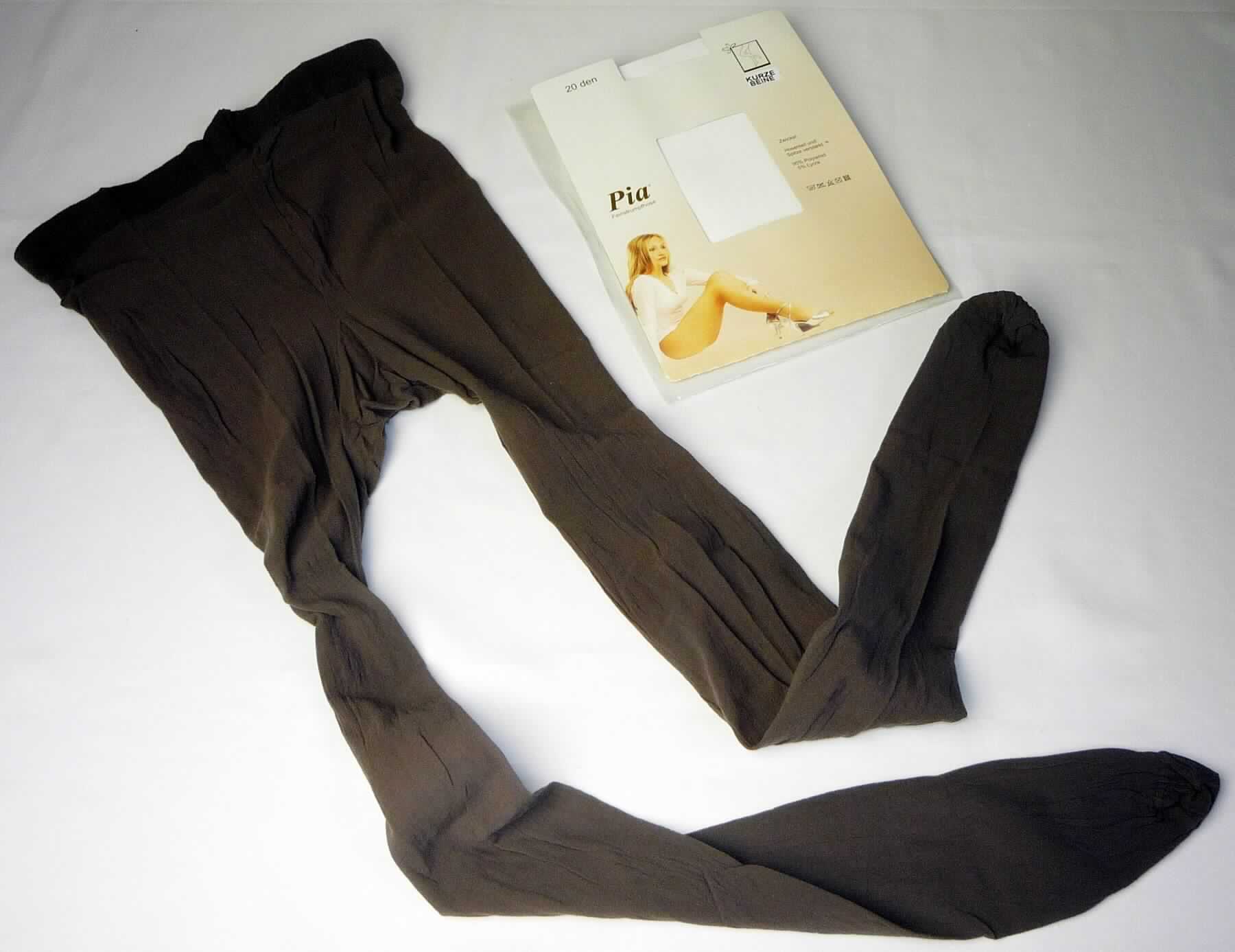 Strumpfhose, Art. 10206, Größe 46-48, Foto siehe Anlage,
- in einem Polybeutel mit bedrucktem Pappeinleger verpackt,
- aus ca. 0,3 mm dicken, einfarbigen Gewirken aus laut Antrag 95 % Polyamid und 5 % Lycra (beides 
  synthetische Chemiefasern); lt. Antrag mit einem Titer der einfachen Garne von 20 den (entspricht ca. 22 dtex),
- in der Taille abschließend; mit einem ca. 3 cm breiten, doppelt gearbeiteten, elastischen Bund, 
- mit Zwickel, 
- im Strumpfbereich nahtlos gewirkt; mit Fußteil ohne ausgearbeitete Ferse.

"Strumpfhose, andere als solche mit degressiver Kompression, aus Gewirken, aus synthetischen Chemiefasern,
 mit einem Titer der einfachen Garne von weniger als 67 dtex"