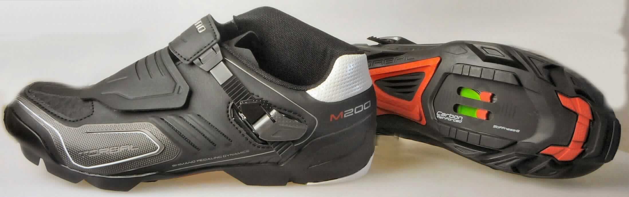 Radsportschuhe (lt. Antrag: "MTB, Art. E-SHM200L"; Foto siehe Anlage)
- mit Laufsohlen aus (lt. Antrag) Kautschuk,
- mit Oberteil aus Kunststoff (Spinnstoff mit einer mit bloßem Auge wahrnehmbaren Außenschicht aus 
  Kunststoff; den größten Teil der Außenfläche bildend) und Spinnstoff,
- mit Ratschenverschluss sowie mit einem Schnürsenkelverschluss, der durch eine Abdecklasche verdeckt wird,
- mit Pedalbefestigungsvorrichtung

"Sportschuhe mit Laufsohlen Kautschuk und Oberteil aus Kunststoff, andere als in der 
 Position 6401 und in den Unterpositionen 6402 1210 und 6402 1290 genannt"