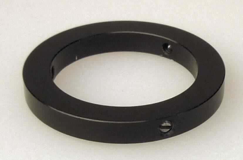 Fokusstop-Ring für Kepler Systeme, in Form eines schwarzen Kunststoffringes mit einem Durchmesser von ca. 2,5 cm und einer Höhe von ca. 0,3 cm mit drei Schrauben zur Fixierung (Abbildung siehe Anlage). Die Ware findet Verwendung für Fernrohrsysteme, sog. Kepler Systeme, als Hilfsmittel, um die vorgenommene Fokussierung des Fernrohres auf eine bestimmte Entfernung jederzeit wiederherstellen zu können. Dazu wird der Ring auf dem Gehäuse des Fernrohres mittels der Schrauben fixiert und dient somit als Anschlag beim Drehen des Objektives.
Die Ware wird als "Zubehör, erkennbar hauptsächlich für ein Fernrohr bestimmt" eingereiht.