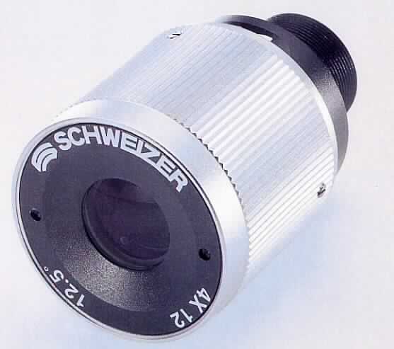 Fernrohr (Kepler-System 4 x 12 Silver Line), im Wesentlichen bestehend aus einem 42 g schweren und 4,7 x 3,1 cm (L x D) großen Fernrohr mit einem Objektivdurchmesser von 12 mm und einer vierfachen Vergrößerung (Abbildung siehe Anlage). Das Gerät verfügt über 2 Gewinderinge zum Anbau an brillenähnliche Systemträger für Sehbehinderte.

Die Ware wird als "Fernrohr, kein Fernglas" eingereiht.