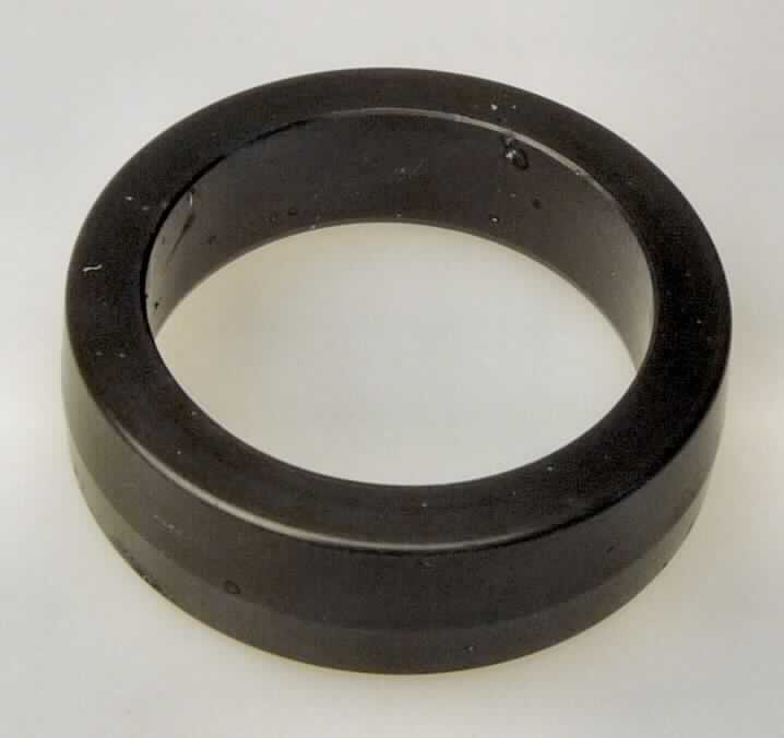 Adapter für Nahlinsen, in Form eines schwarzen Kunststoffringes mit einem Durchmesser von ca. 3 cm und einer Höhe von ca. 0,8 cm mit einer sich verjüngenden Form (Abbildung siehe Anlage). Die Ware findet Verwendung für Fernrohrsysteme, sog. Kepler Systeme, als Adapter für Aufstecklinsen (nicht Gegenstand dieser vZTA). 

Die Ware wird als "Zubehör, erkennbar hauptsächlich für ein Fernrohr bestimmt" eingereiht.