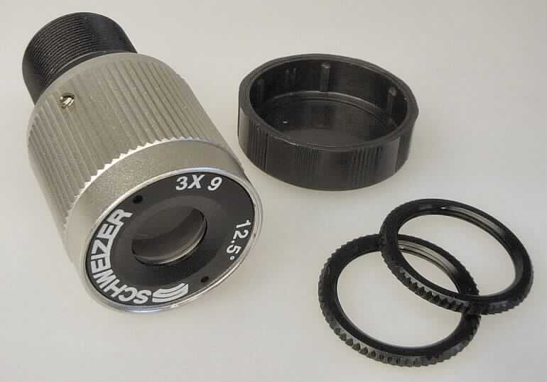 Fernrohr (Kepler-System 3 x 9 Silver Line), im Wesentlichen bestehend aus einem ca. 3,8 x 2,1 cm (L x D) großen Fernrohr mit einem Objektivdurchmesser von 9 mm und einer dreifachen Vergrößerung (Abbildung siehe Anlage). Das Gerät verfügt über 2 Gewinderinge zum Anbau an brillenähnliche Systemträger für Sehbehinderte. Das Fernrohr ist in einem Karton verpackt.

Die Ware wird als "Fernrohr, kein Fernglas" eingereiht.