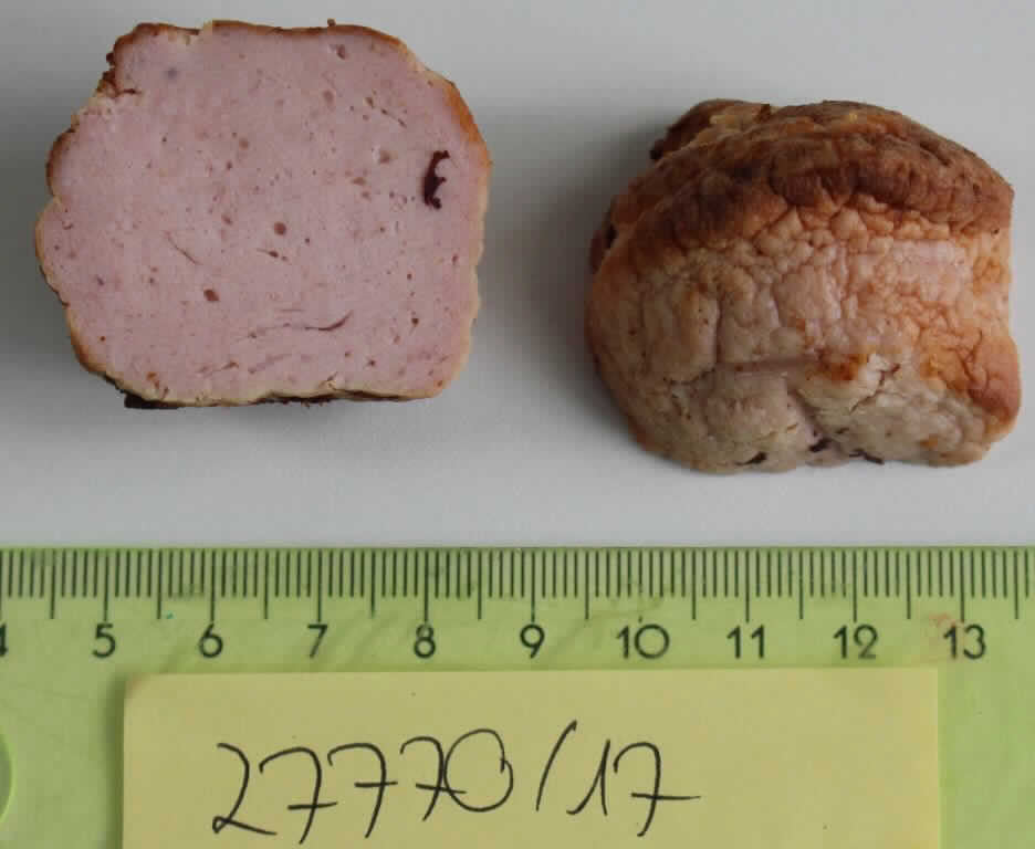 Ofenfleischkäse

Angaben:
Nach den Antragsangaben handelt es sich um ein durchgegartes und gebratenes Erzeugnis, hergestellt aus Schweinefleisch, Speck, Rindfleisch, Schwarten, Gewürzen und weiteren Zutaten. Das verzehrfertige Kühlgut mit pökelrotem Brät und Bratenaroma soll in Schlauchbeuteln mit Schutzgasatmosphäre gehandelt werden. 

Warenbeschreibung:
In einer verschweißten Folienverpackung befinden sich drei kleine Fleischerzeugnisse (mit einer Form wie ein kleiner Muffin), deren Anschnitt hellrosafarben ist (ähnlich Leberkäse). Auf dem rückseitig auf der Verpackung angebrachten Etikett sind u. a. Angaben zur Haltbarkeit, Zutaten und Nährwerten aufgedruckt.

Befund:  
Fleisch, Schlachtnebenerzeugnisse oder Blut, anders zubereitet oder haltbar gemacht / - von Schweinen / --
andere, einschließlich Mischungen / --- von Hausschweinen / ---- mit einem Gehalt an Fleisch oder Schlachtnebenerzeugnissen aller Art, einschließlich Schweinespeck und Fette jeder Art oder Herkunft, von 80 GHT oder mehr / ----- andere / ------ andere