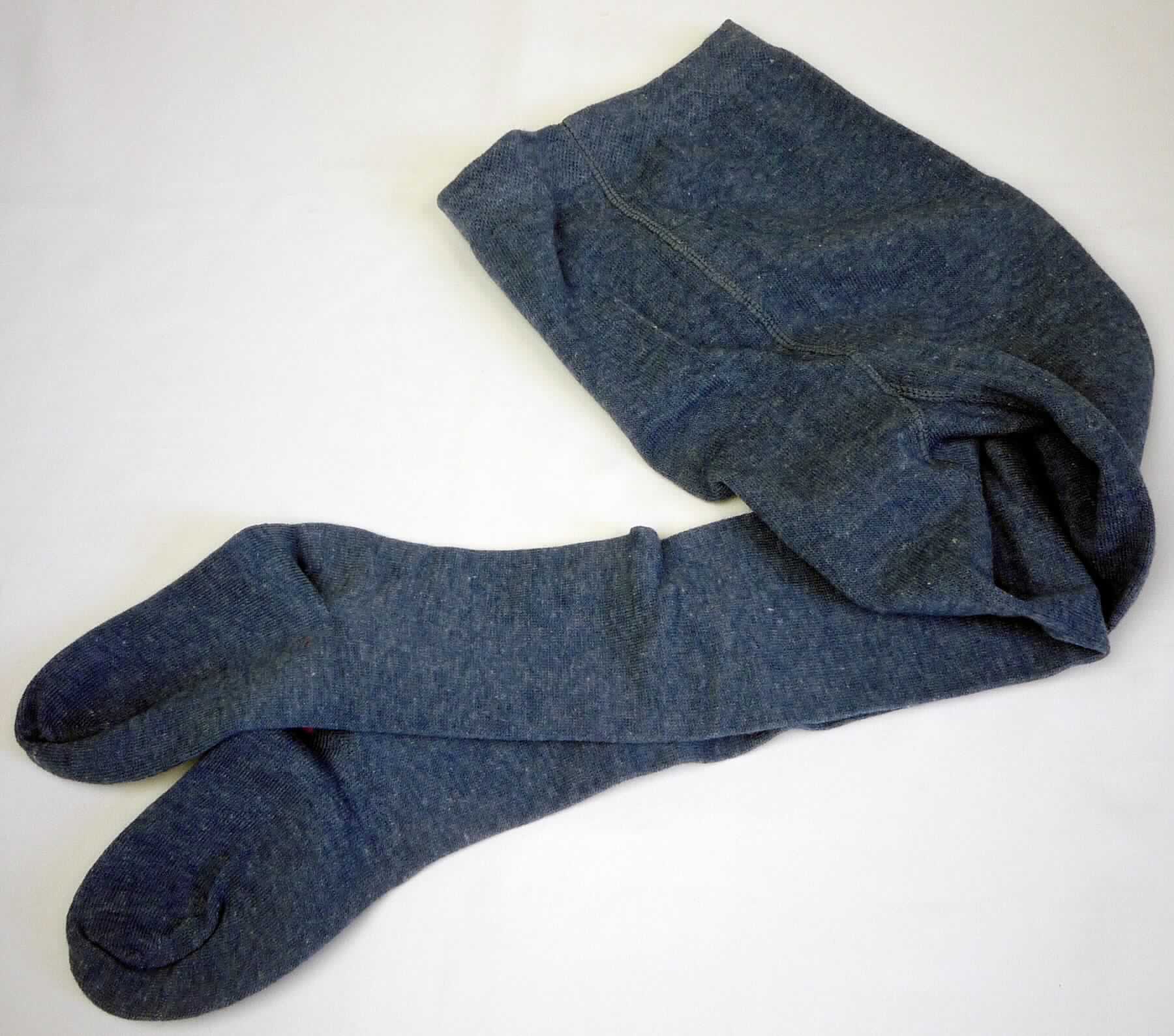 Strumpfhose, sog. Kinderstrumpfhose, Art. 28025, Größe 98-104, Foto siehe Anlage,
- mit einer Pappbanderole versehen,
- aus ca. 0,9 mm dicken, buntgewirkten Gewirken (melierte Garne) aus laut Antrag 80 % Baumwolle, 
  17 % Polyamid und 3 % Elasthan (beides synthetische Chemiefasern),
- in der Taille abschließend; mit einem ca. 3 cm breiten, elastischen, doppelt gearbeiteten Taillenbund,
- ohne Öffnung und ohne Verschluss, 
- mit einem Zwickel, 
- im Strumpfbereich nahtlos gewirkt; mit Fußteil mit ausgearbeiteter Ferse,
- aufgrund der Konfektionsgröße keine Einreihung als Kleidung für Kleinkinder.

"Strumpfhose, aus Gewirken, andere als solche mit degressiver Kompression, aus Baumwolle"
